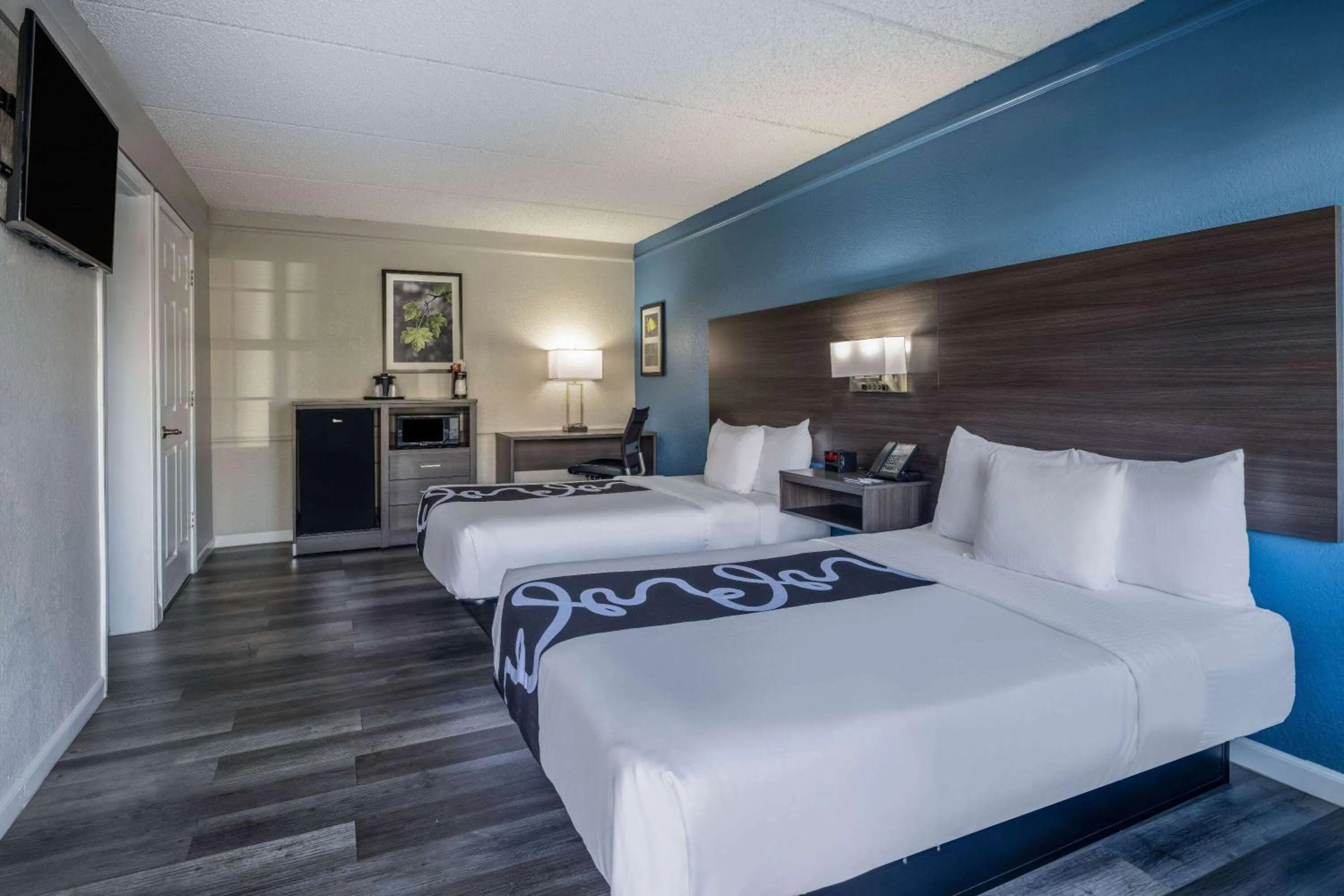 Photo of the whole room, Bed in La Quinta Inn by Wyndham Sacramento North