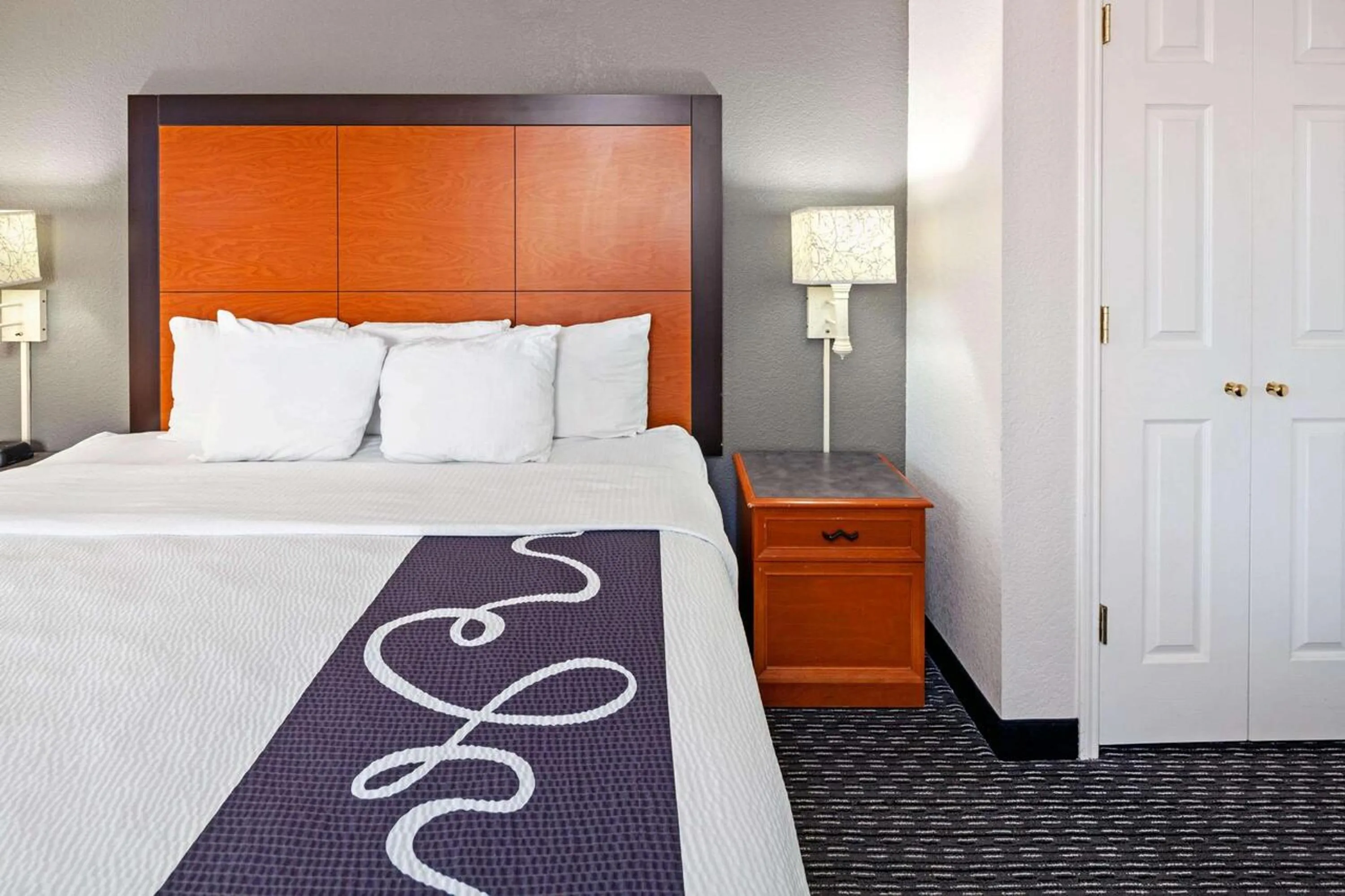 Photo of the whole room in La Quinta Inn by Wyndham Ventura