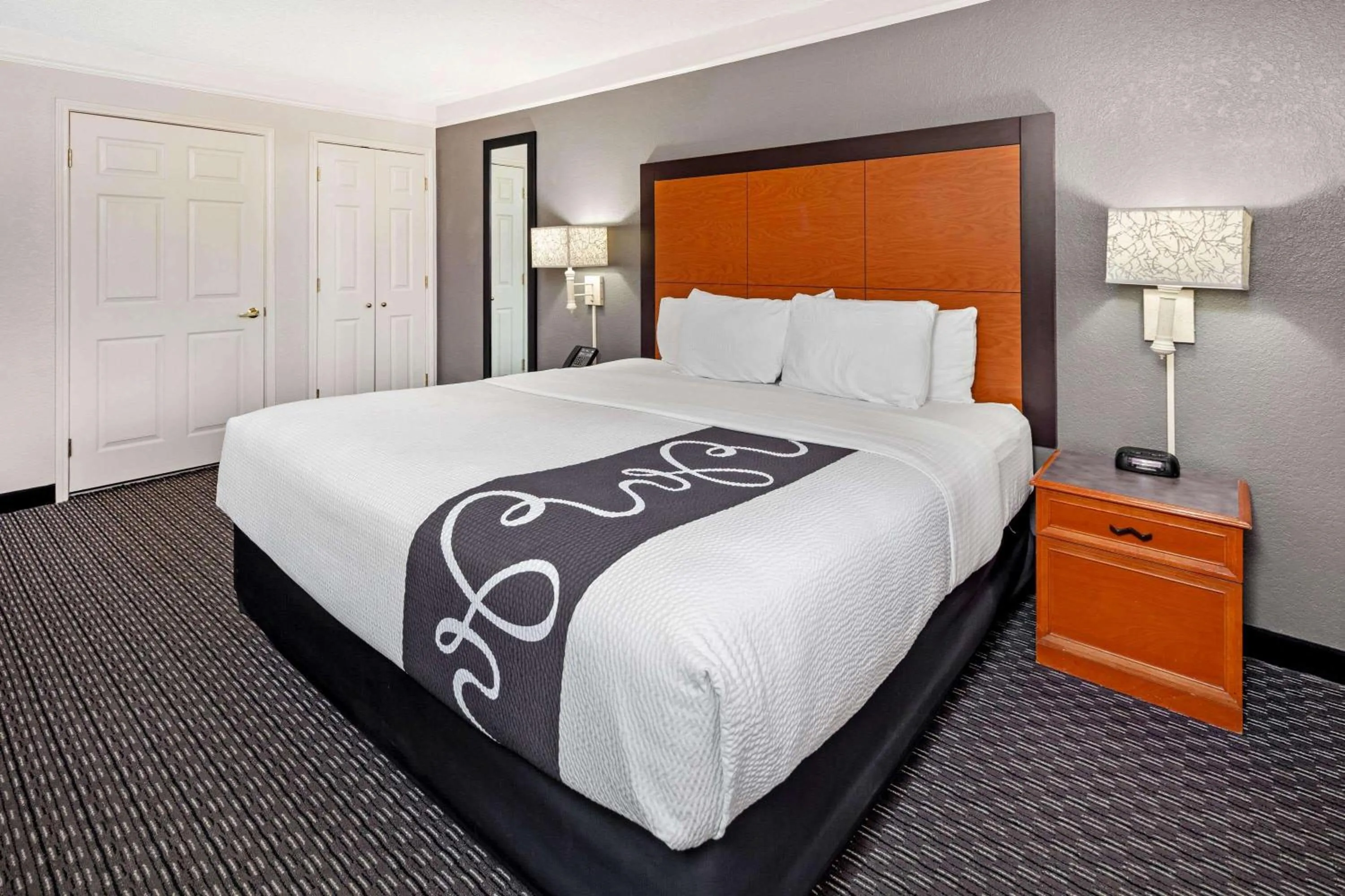 Photo of the whole room in La Quinta Inn by Wyndham Ventura