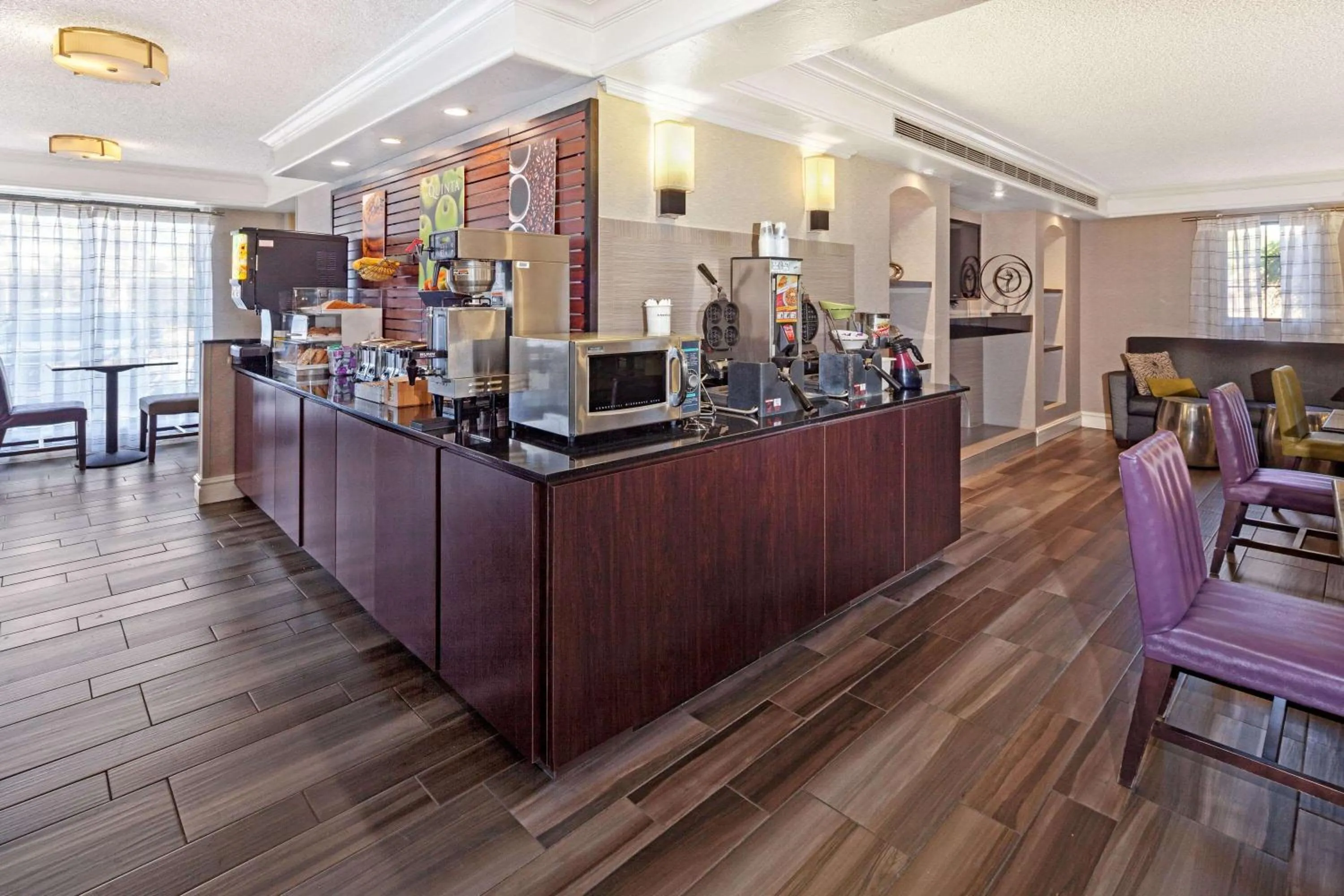 Restaurant/places to eat in La Quinta Inn by Wyndham Ventura