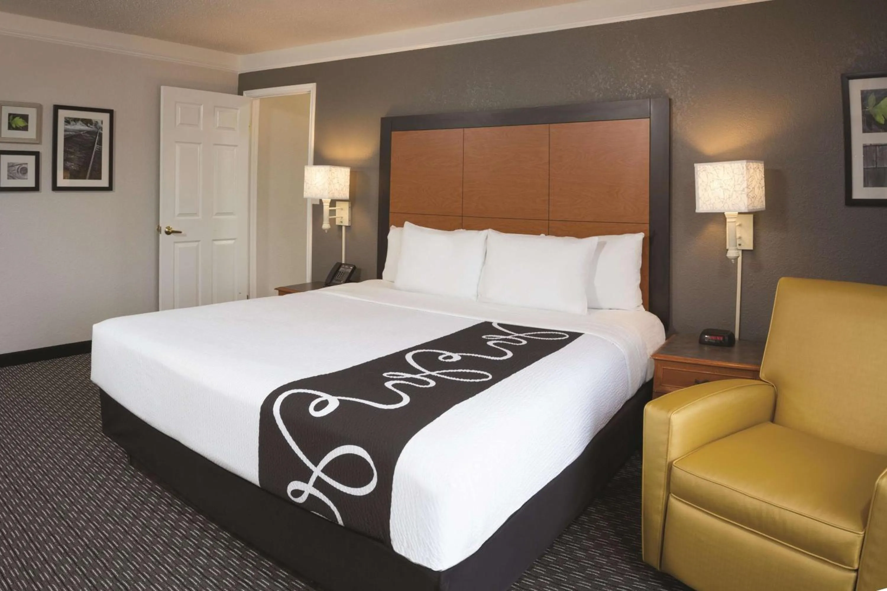 Photo of the whole room in La Quinta Inn by Wyndham Ventura