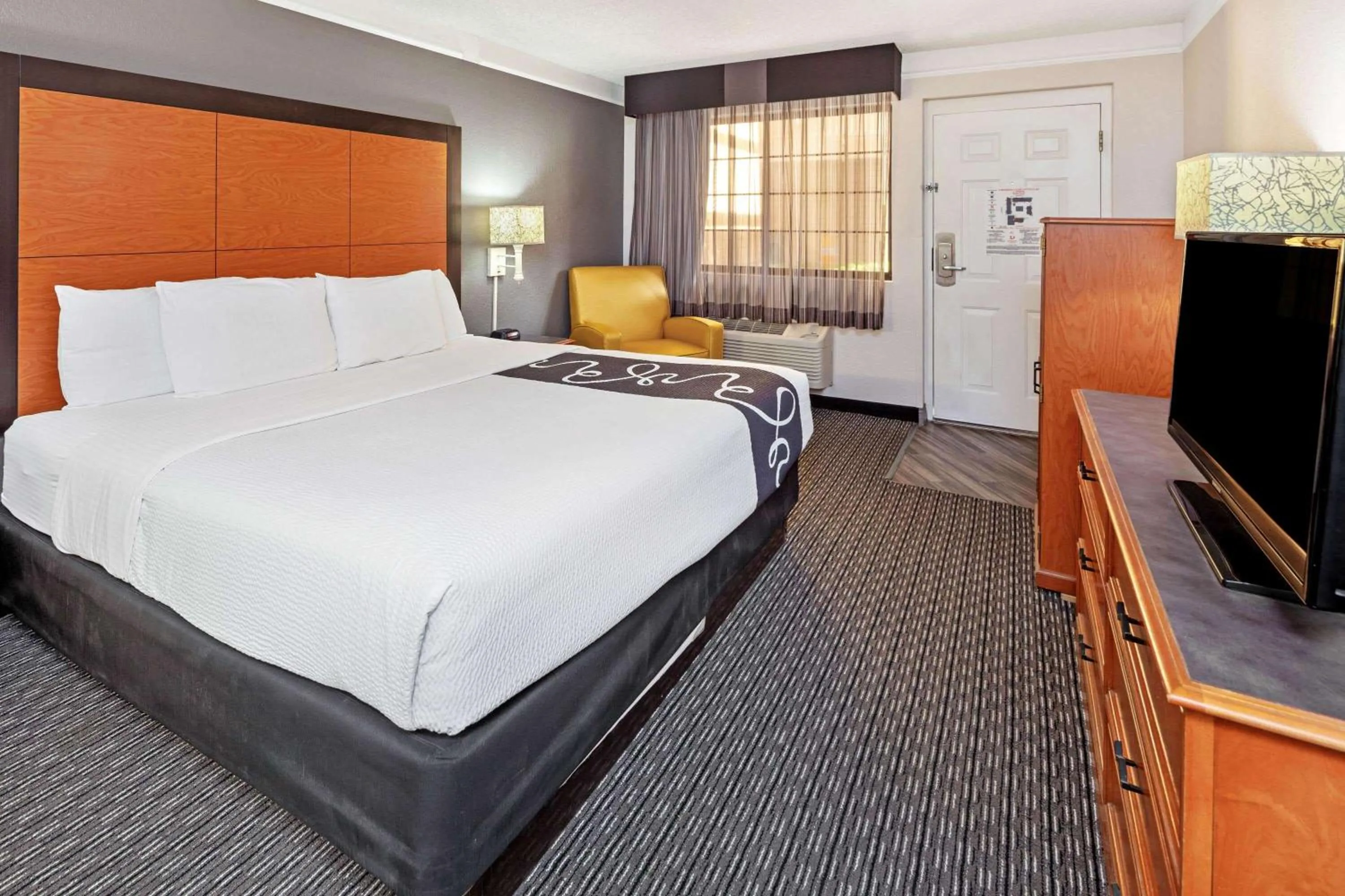 Photo of the whole room in La Quinta Inn by Wyndham Ventura