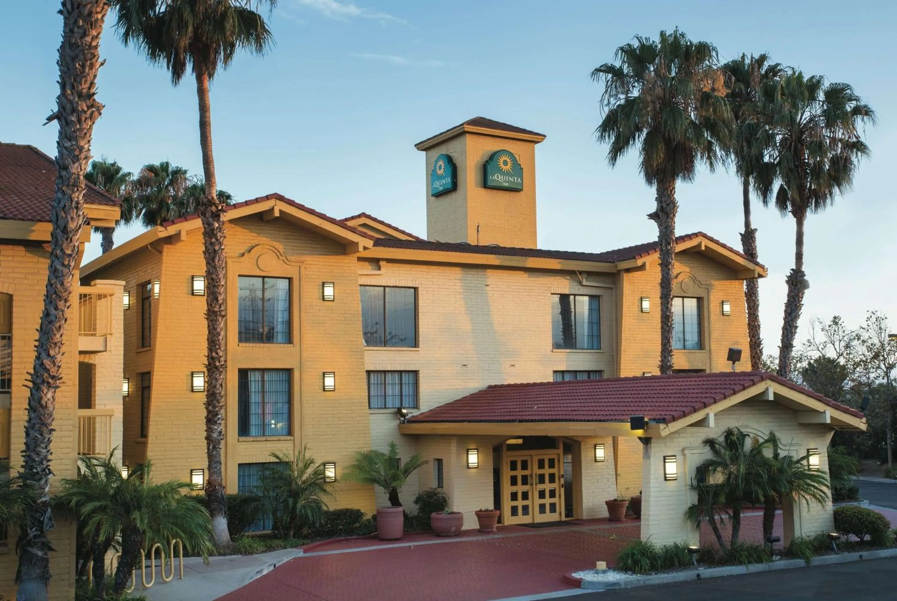Property Building in La Quinta Inn by Wyndham Ventura