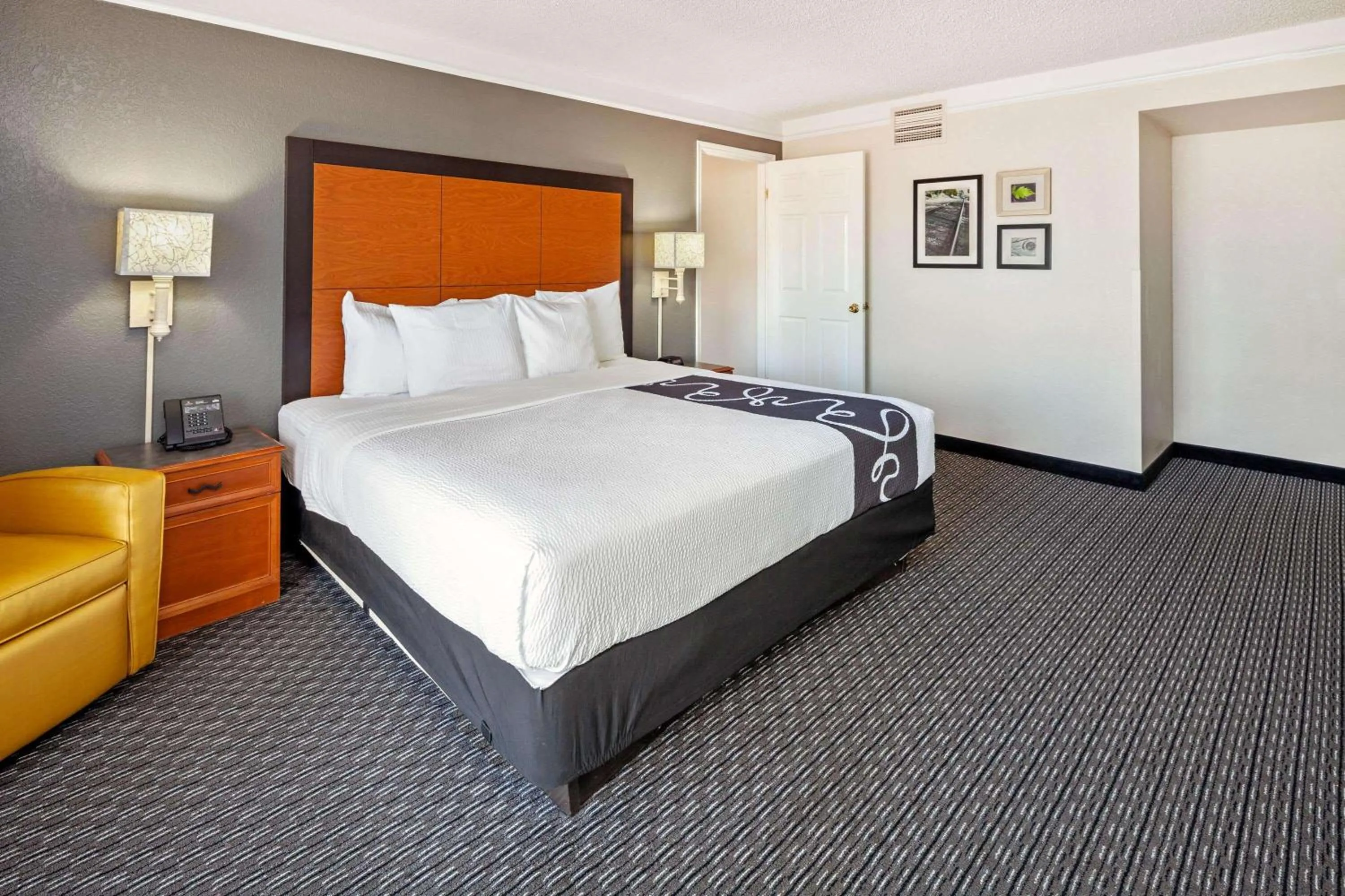 Photo of the whole room in La Quinta Inn by Wyndham Ventura