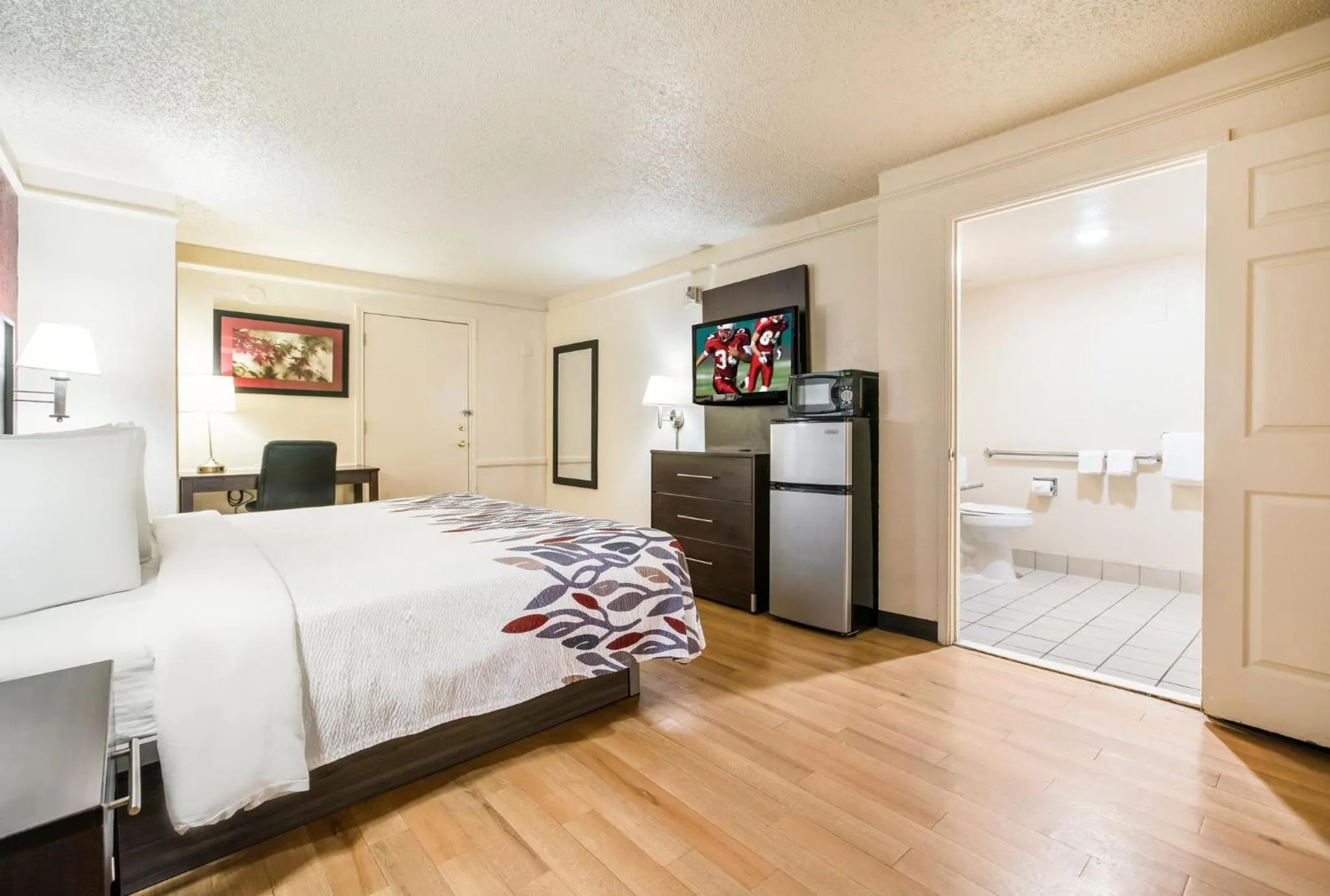 Photo of the whole room, Bed in Red Roof Inn North Dallas - Park Central