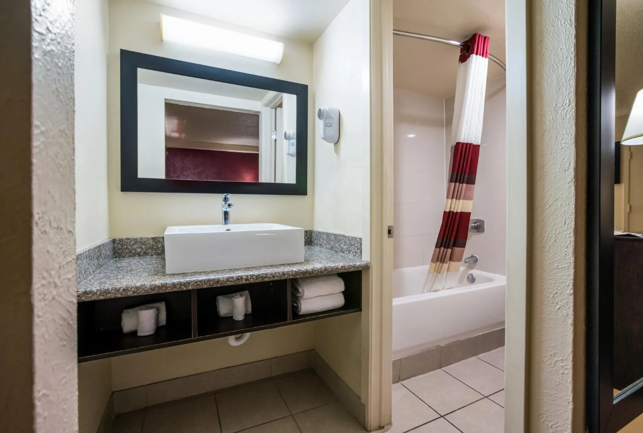 Bathroom in Red Roof Inn North Dallas - Park Central