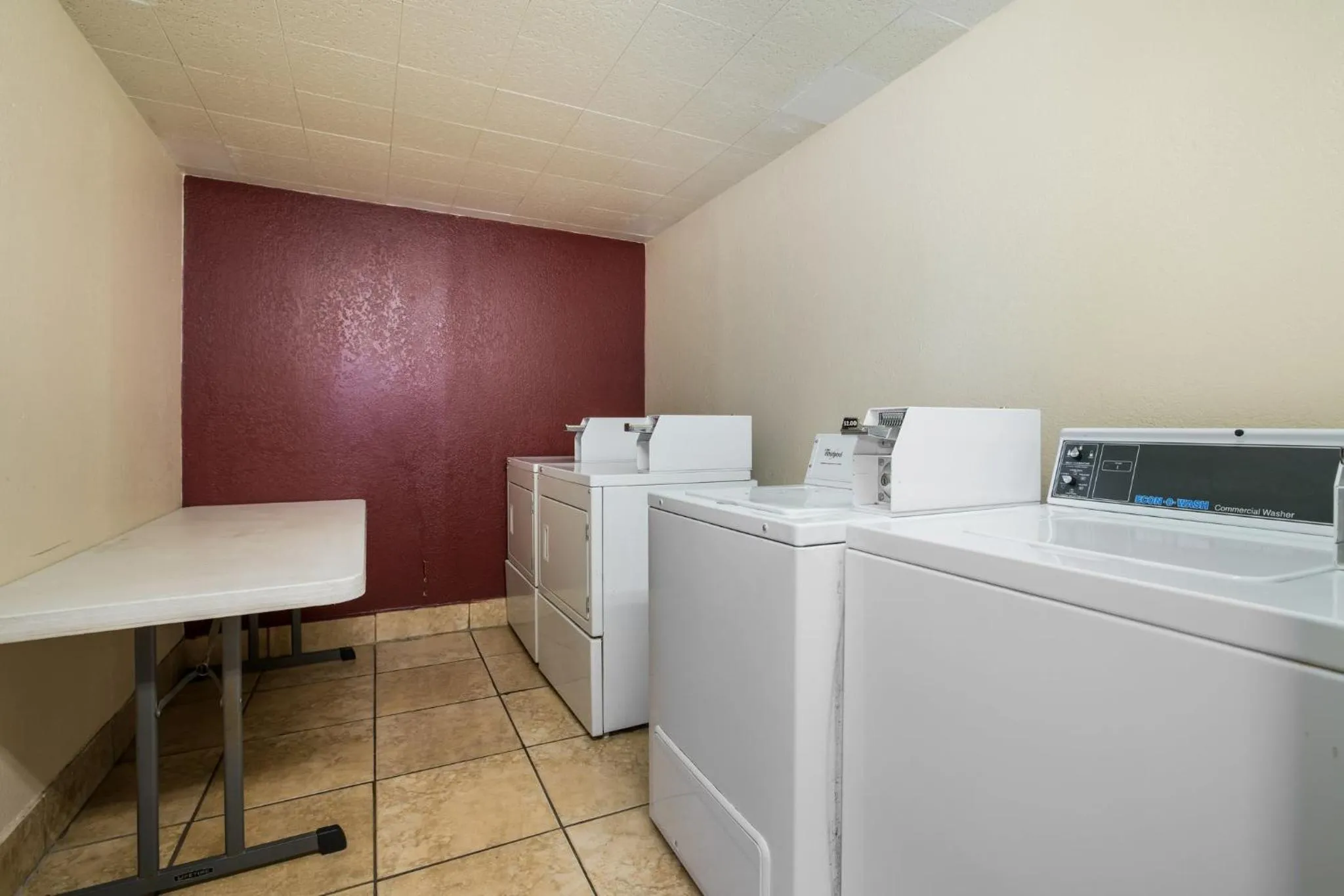 laundry in Red Roof Inn North Dallas - Park Central