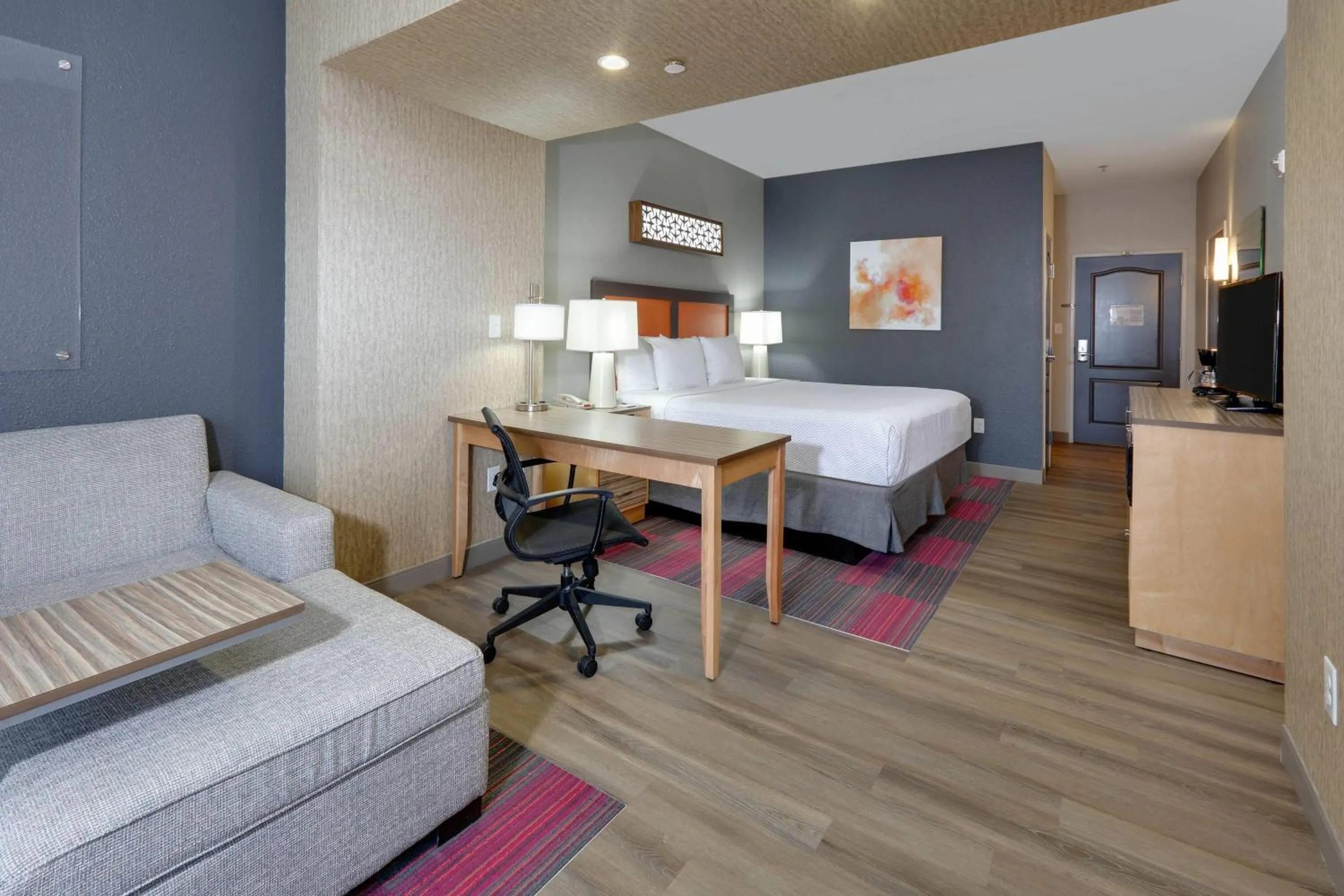 Photo of the whole room, Bed in La Quinta by Wyndham Dallas Love Field