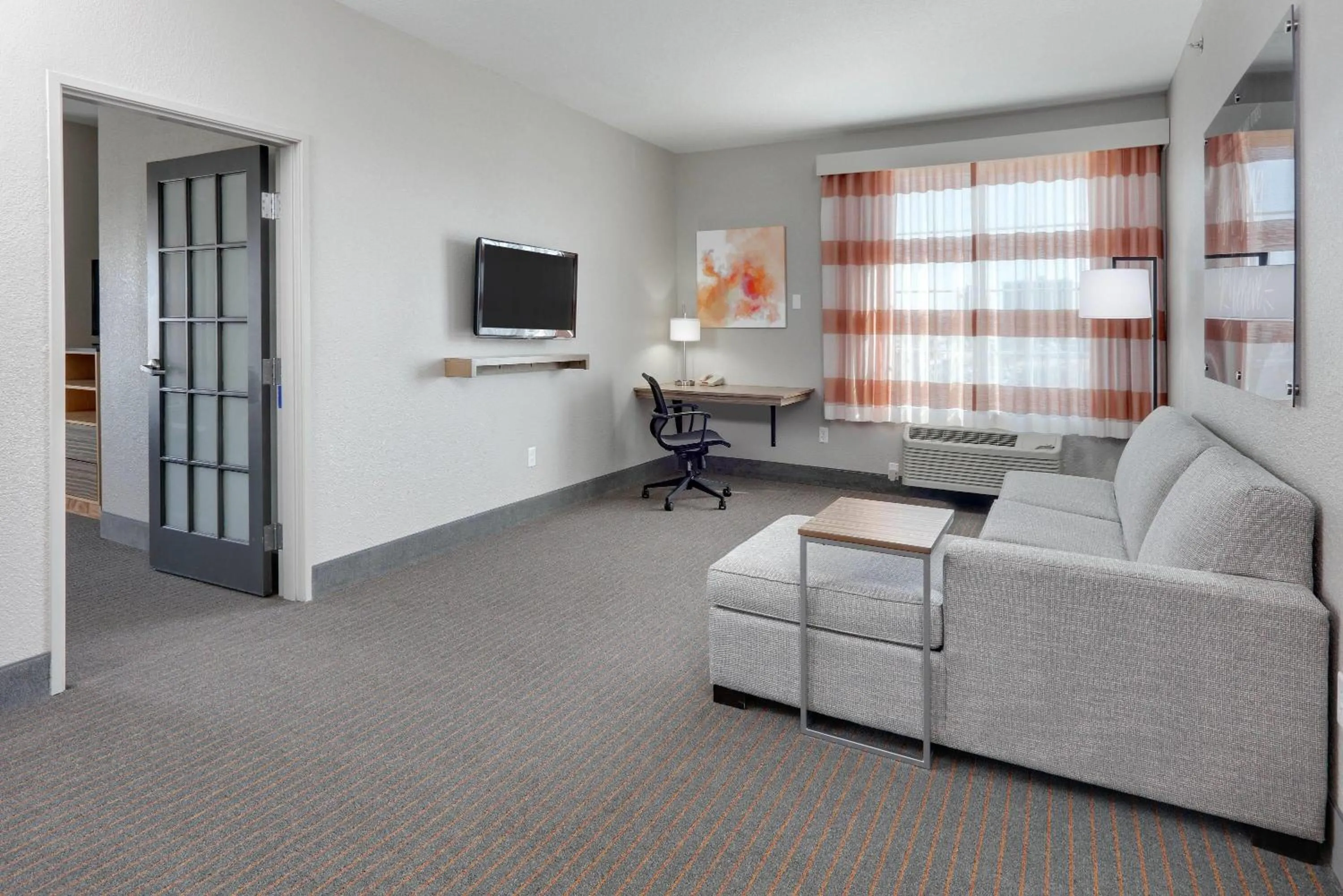 Living room in La Quinta by Wyndham Dallas Love Field