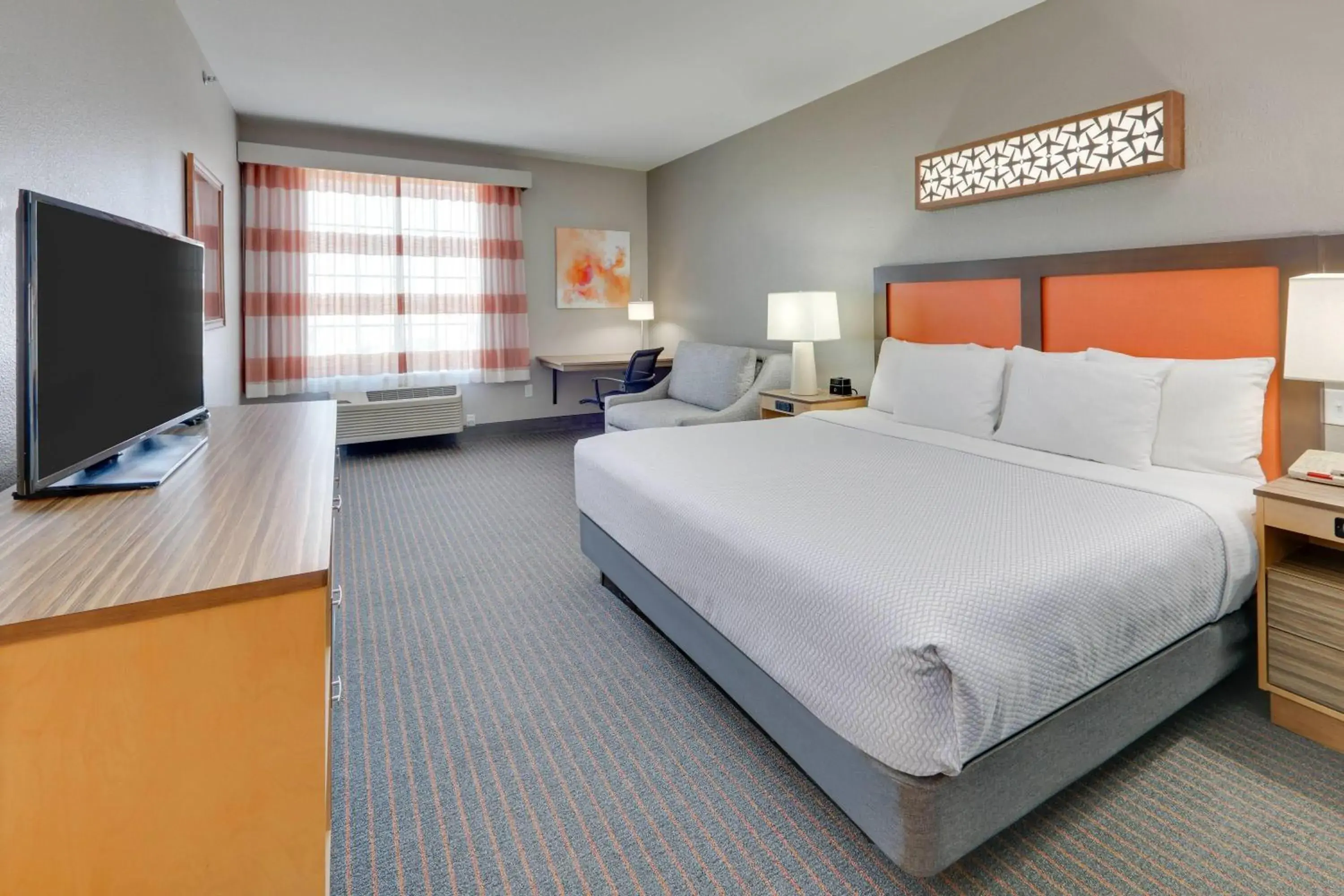 King Room with Roll-In Shower - Mobility/Hearing Accessible - Non-Smoking in La Quinta by Wyndham Dallas Love Field King Room with Roll-In Shower - Mobility/Hearing Accessible - Non-Smoking in La Quinta by Wyndham Dallas Love Field