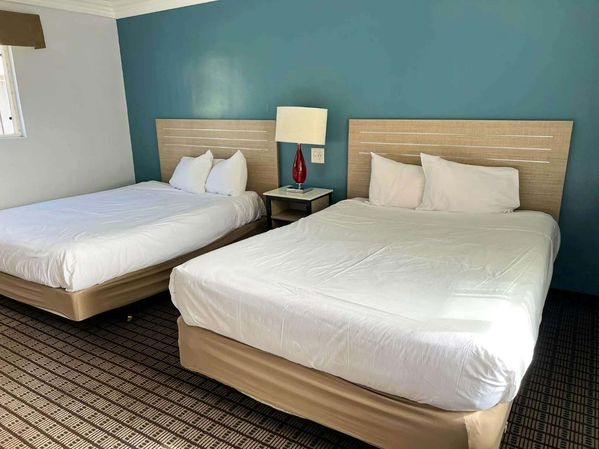 Photo of the whole room, Bed in Viking Motel-Ventura