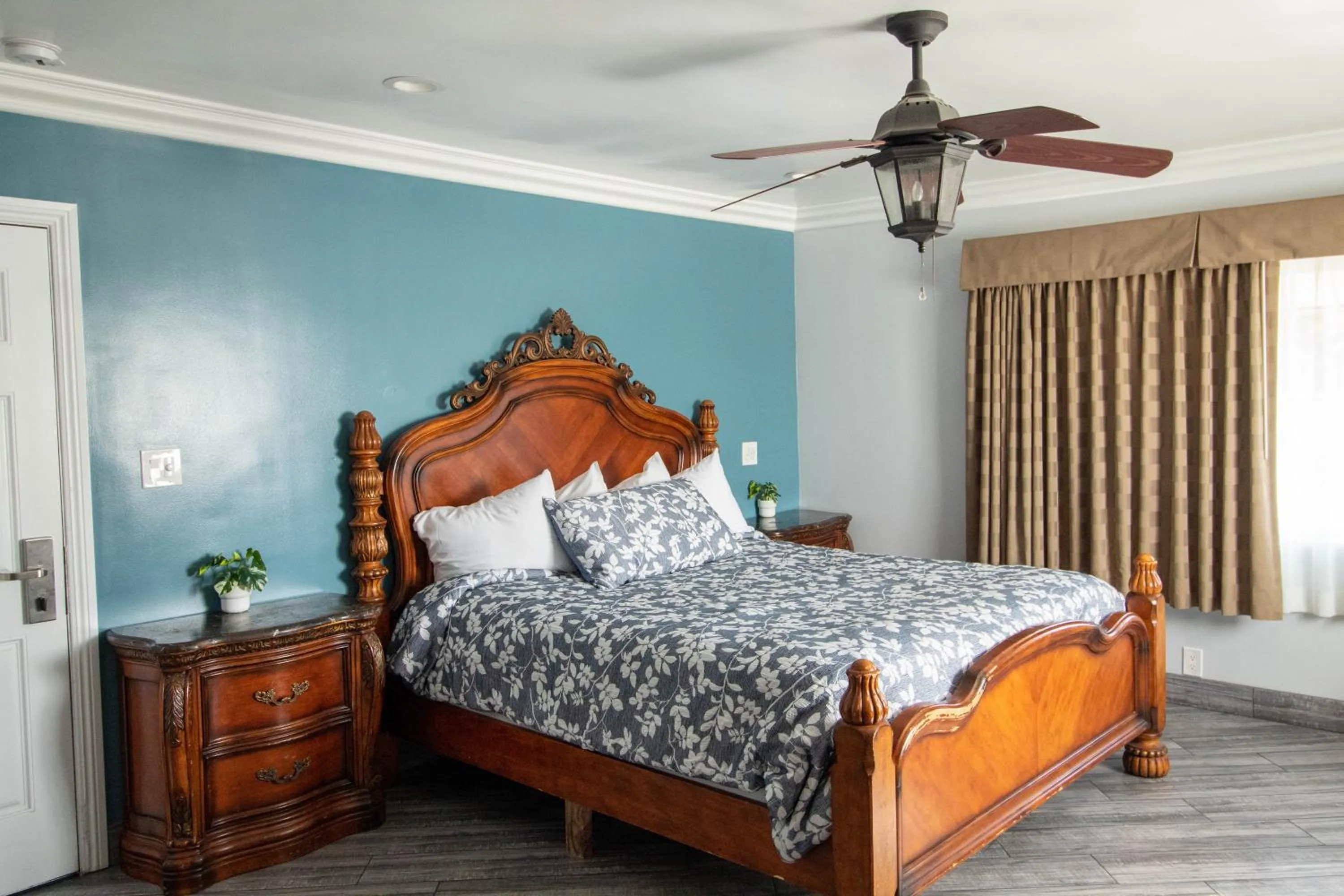 Photo of the whole room, Bed in Viking Motel-Ventura