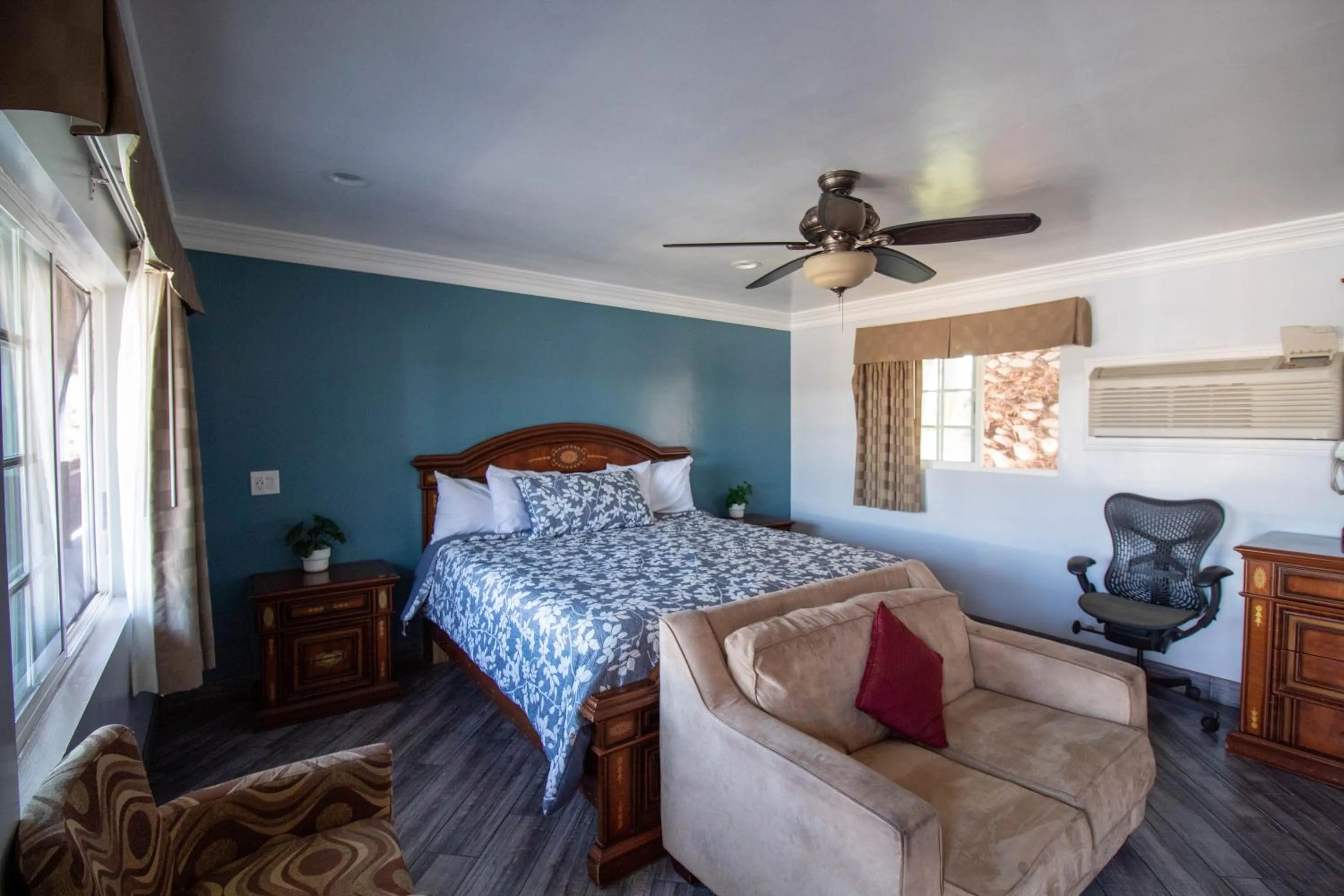 Photo of the whole room, Bed in Viking Motel-Ventura