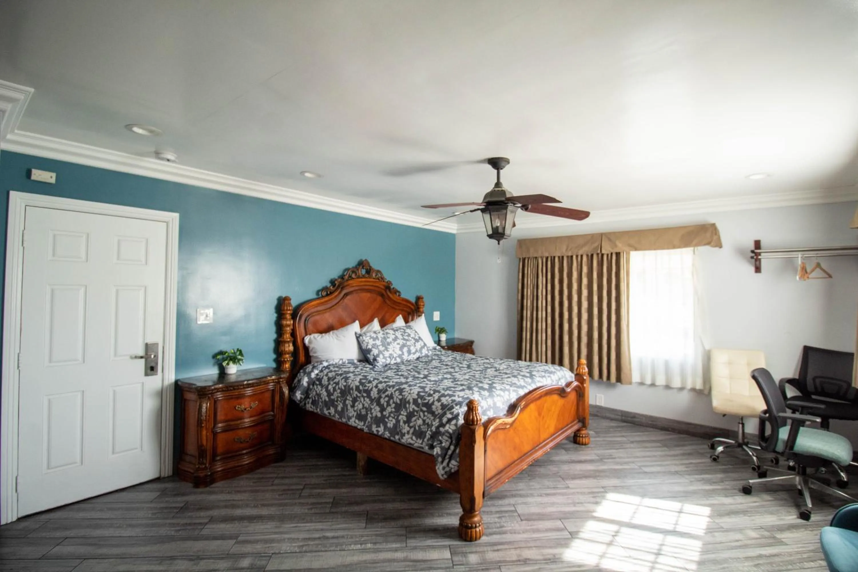 Photo of the whole room, Bed in Viking Motel-Ventura