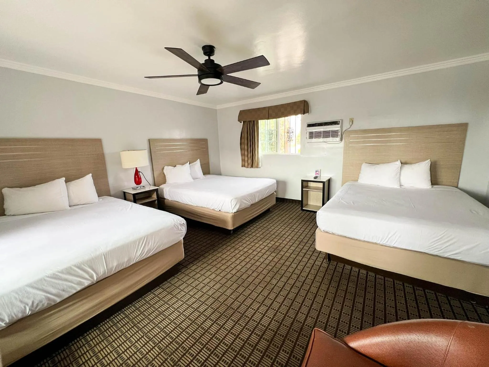 Photo of the whole room, Bed in Viking Motel-Ventura