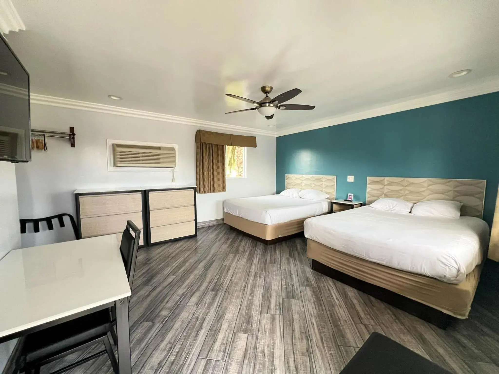 Queen Room with Two Queen Beds and Kitchen - Non-Smoking in Viking Motel-Ventura Queen Room with Two Queen Beds and Kitchen - Non-Smoking in Viking Motel-Ventura