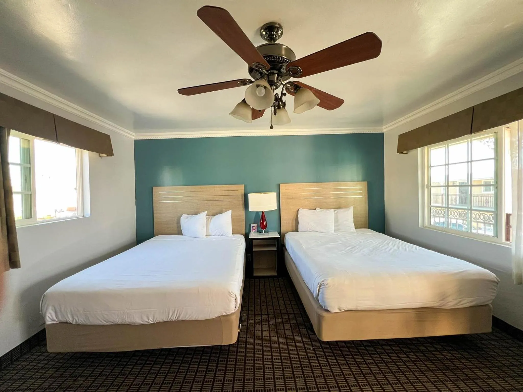 Photo of the whole room, Bed in Viking Motel-Ventura
