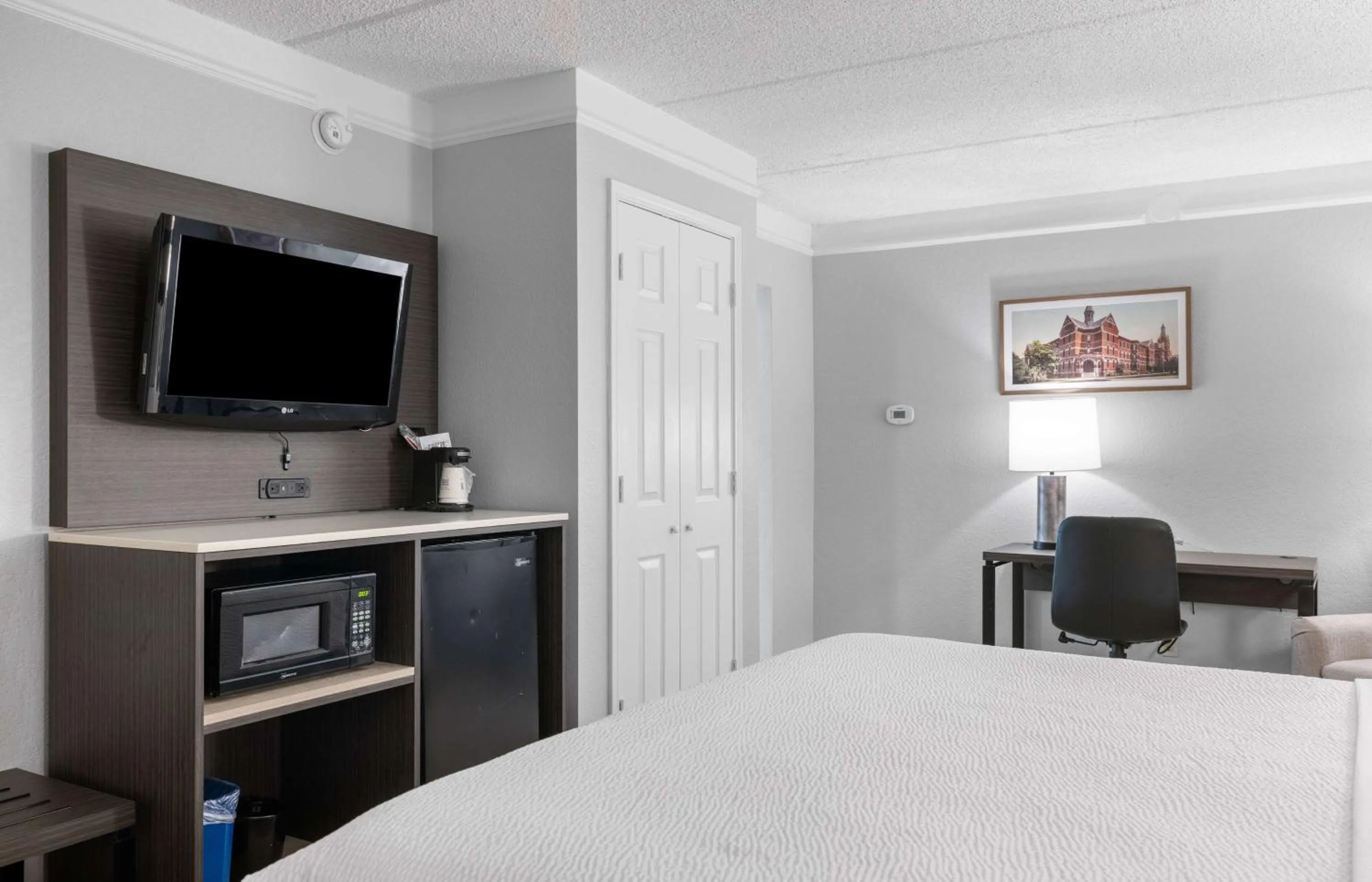 Photo of the whole room, Bed in La Quinta Inn by Wyndham Stockton