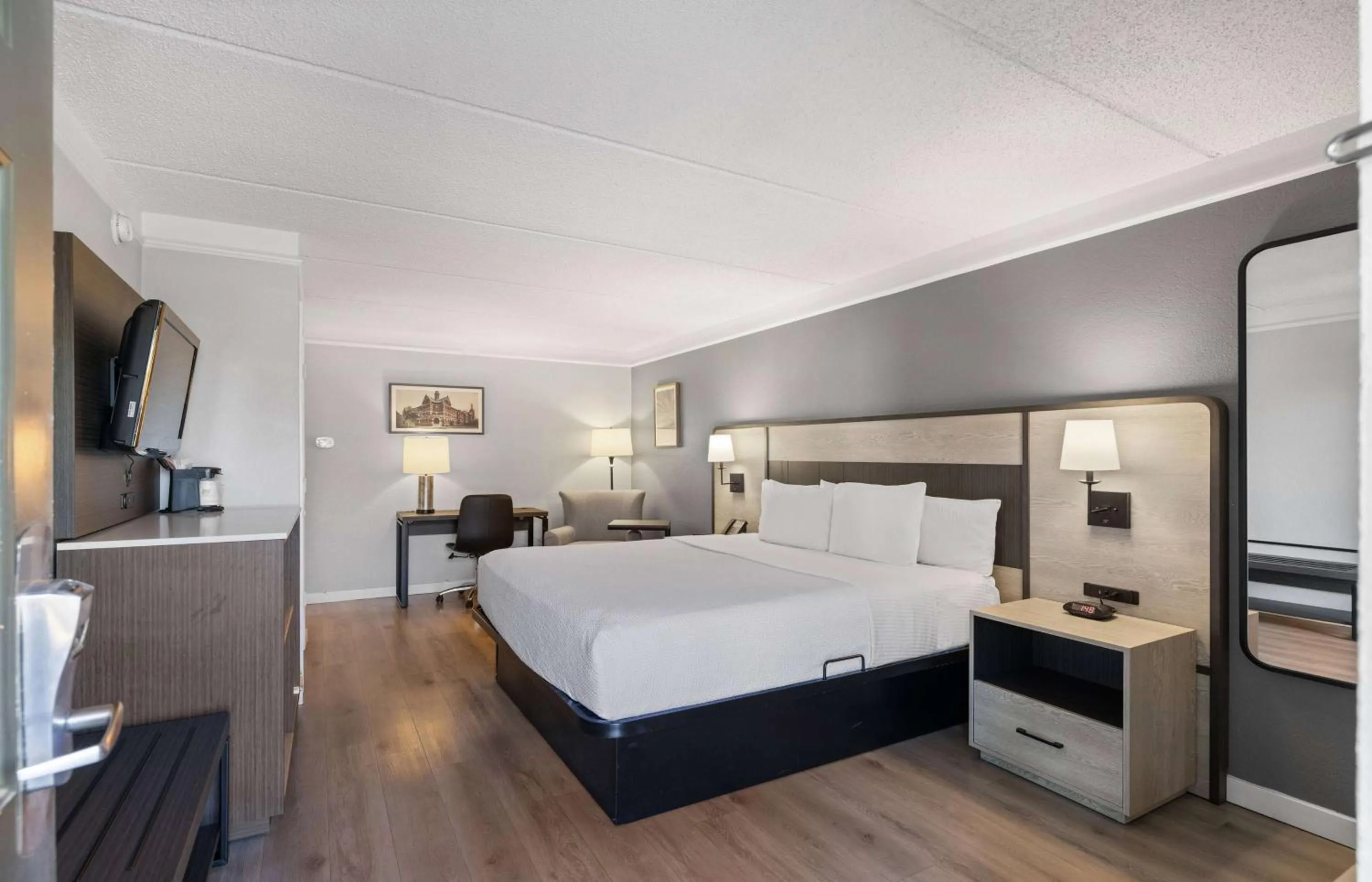 Photo of the whole room, Bed in La Quinta Inn by Wyndham Stockton