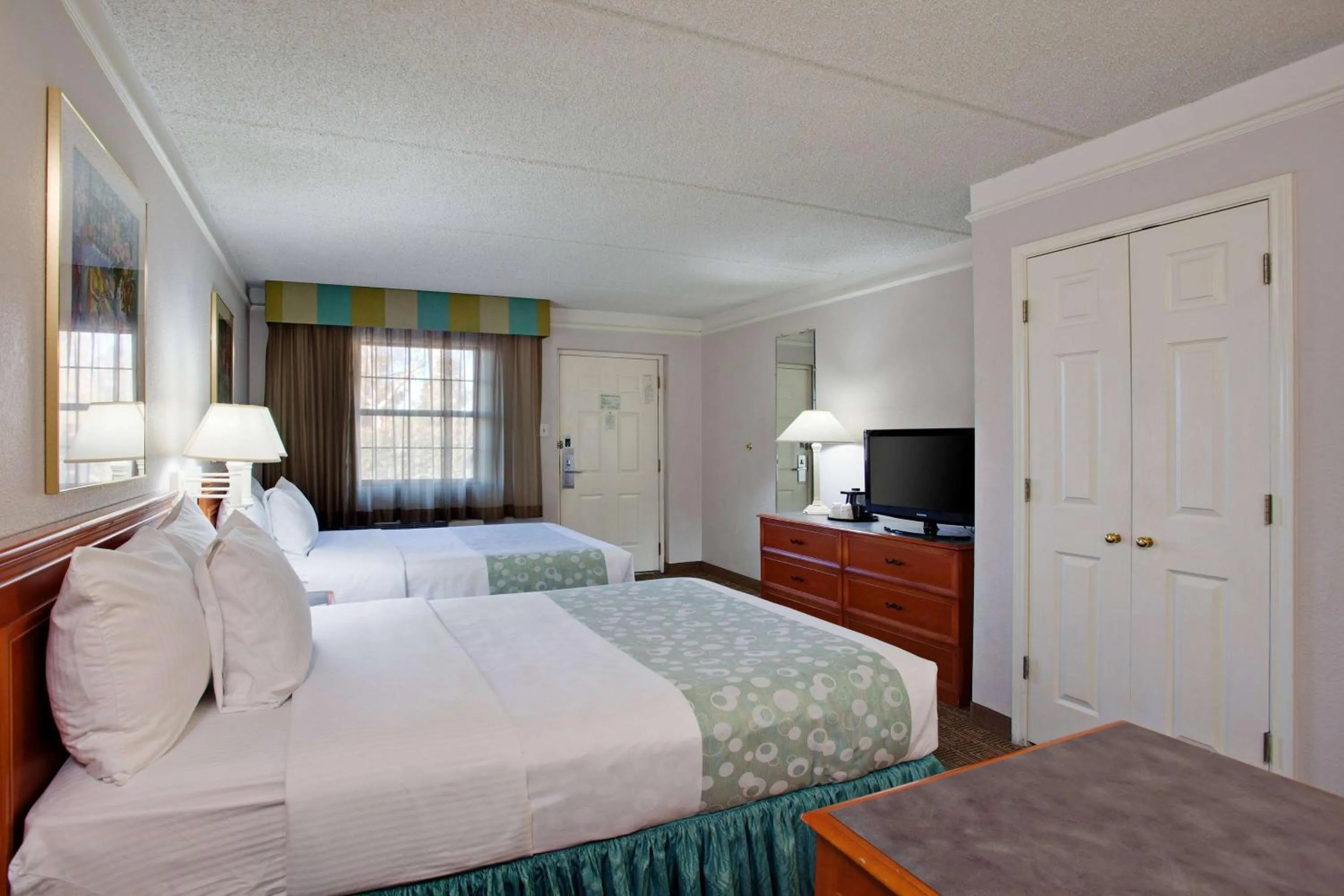 Photo of the whole room, Bed in Super 8 by Wyndham San Bernardino