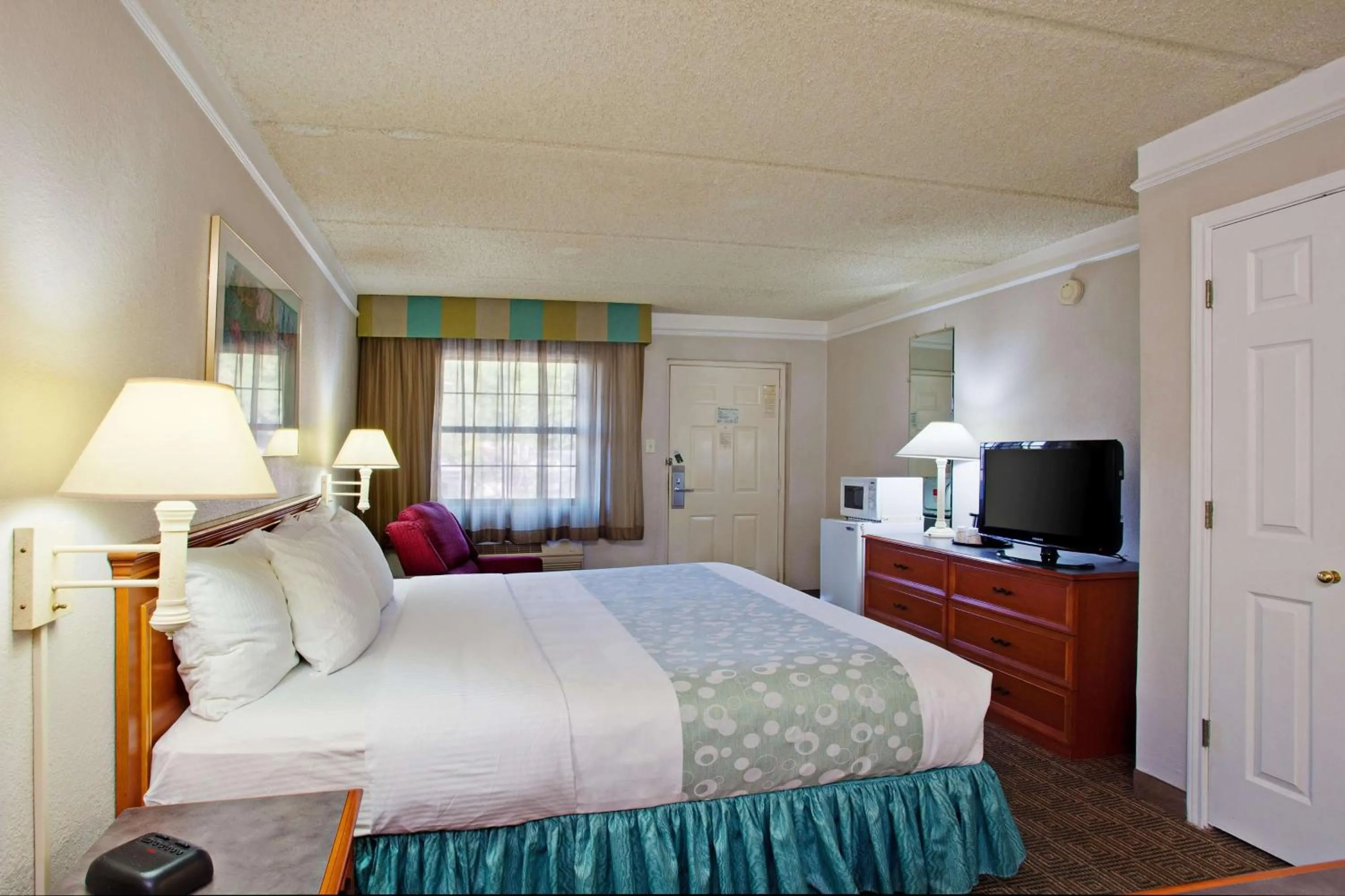 Photo of the whole room, Bed in Super 8 by Wyndham San Bernardino