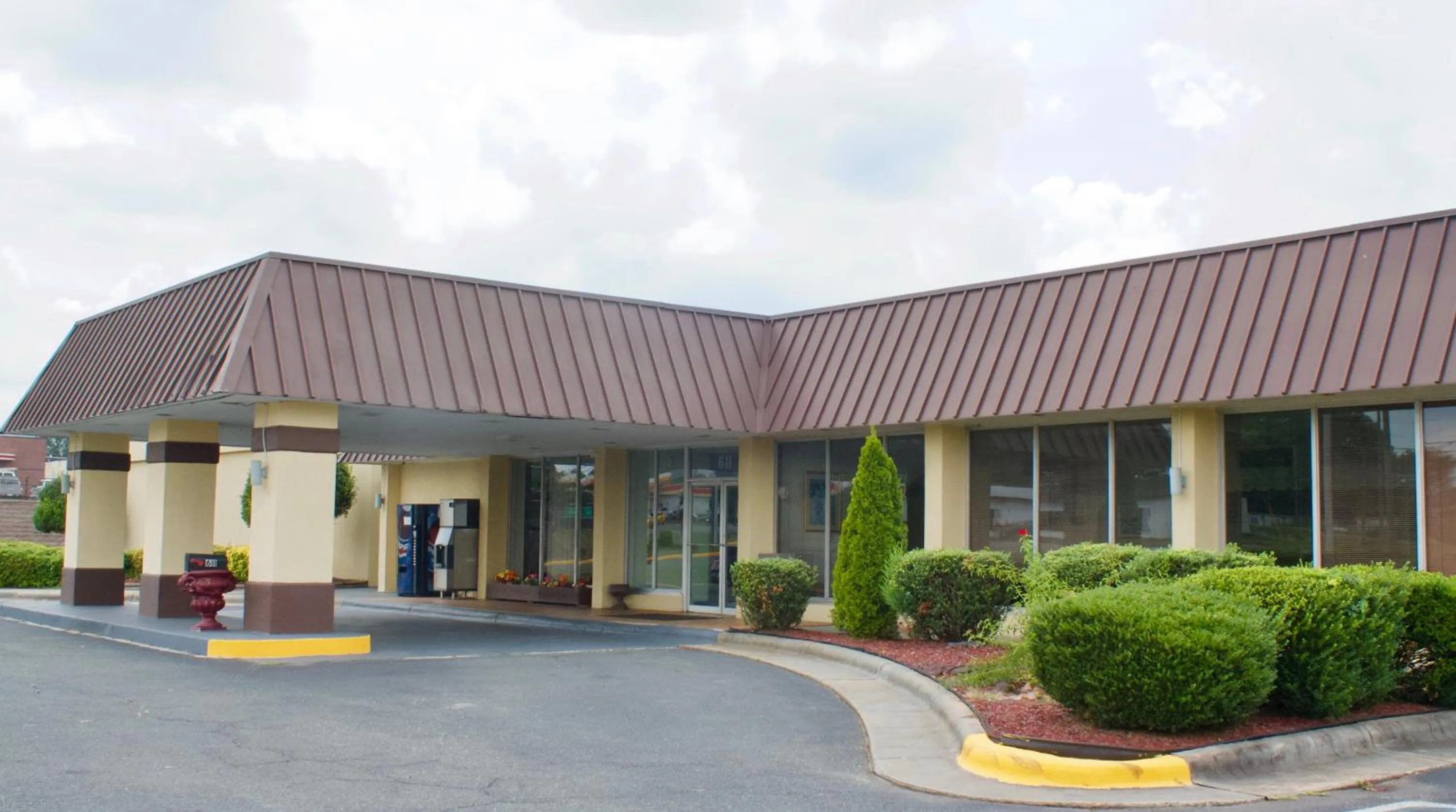 Facade/entrance in Relax Inn - Monroe