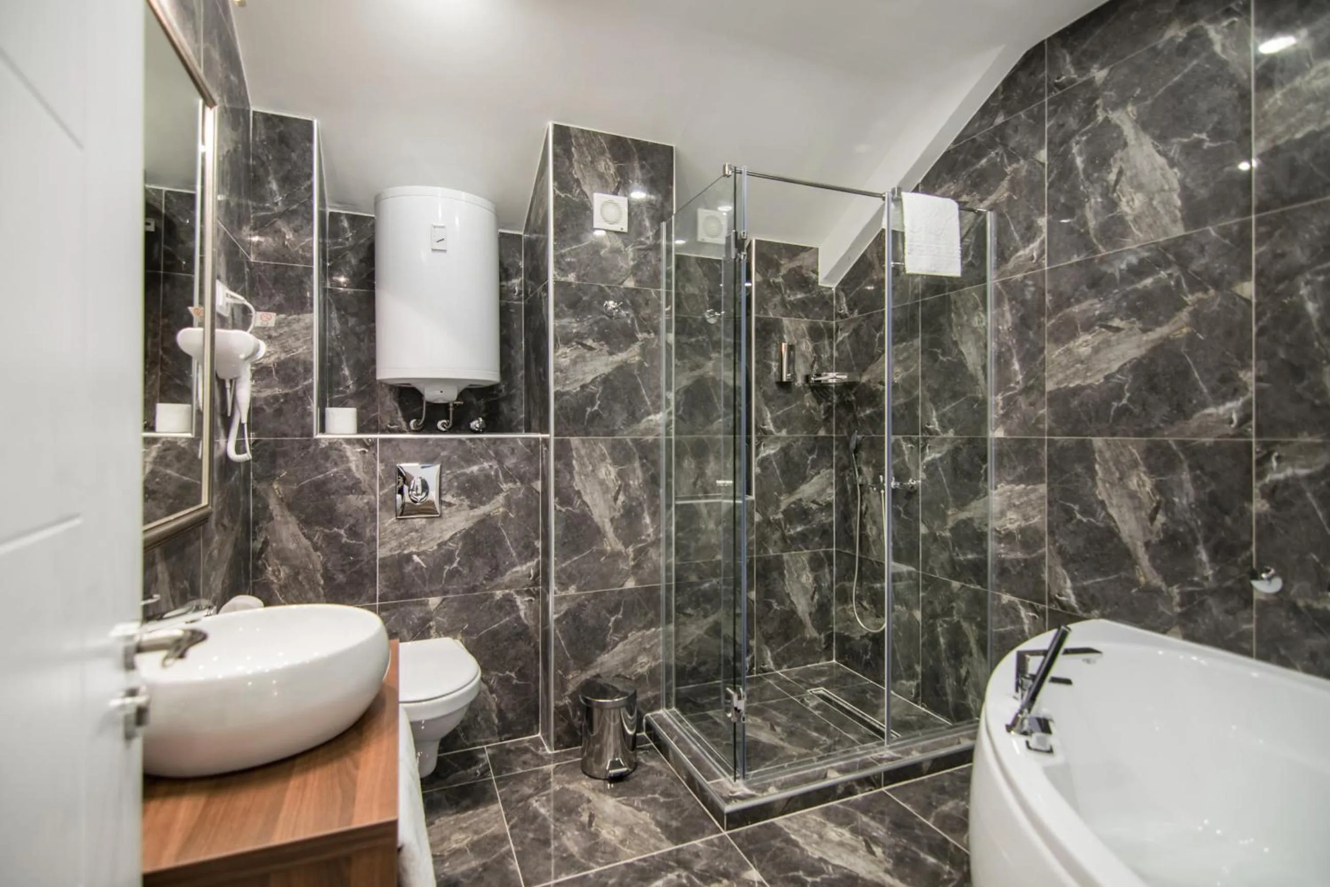 Shower in Luxury Rooms Skadarlija