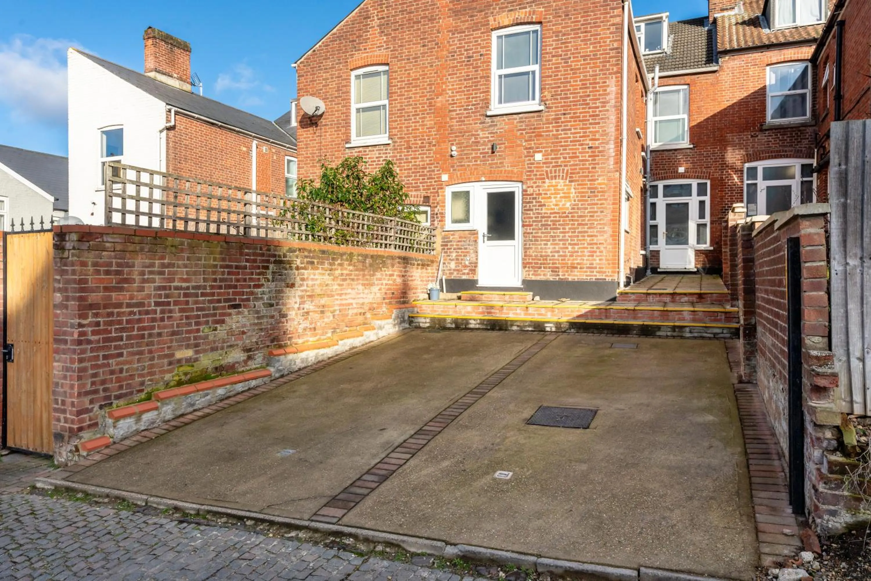 Parking in 1 Riverside Apartments