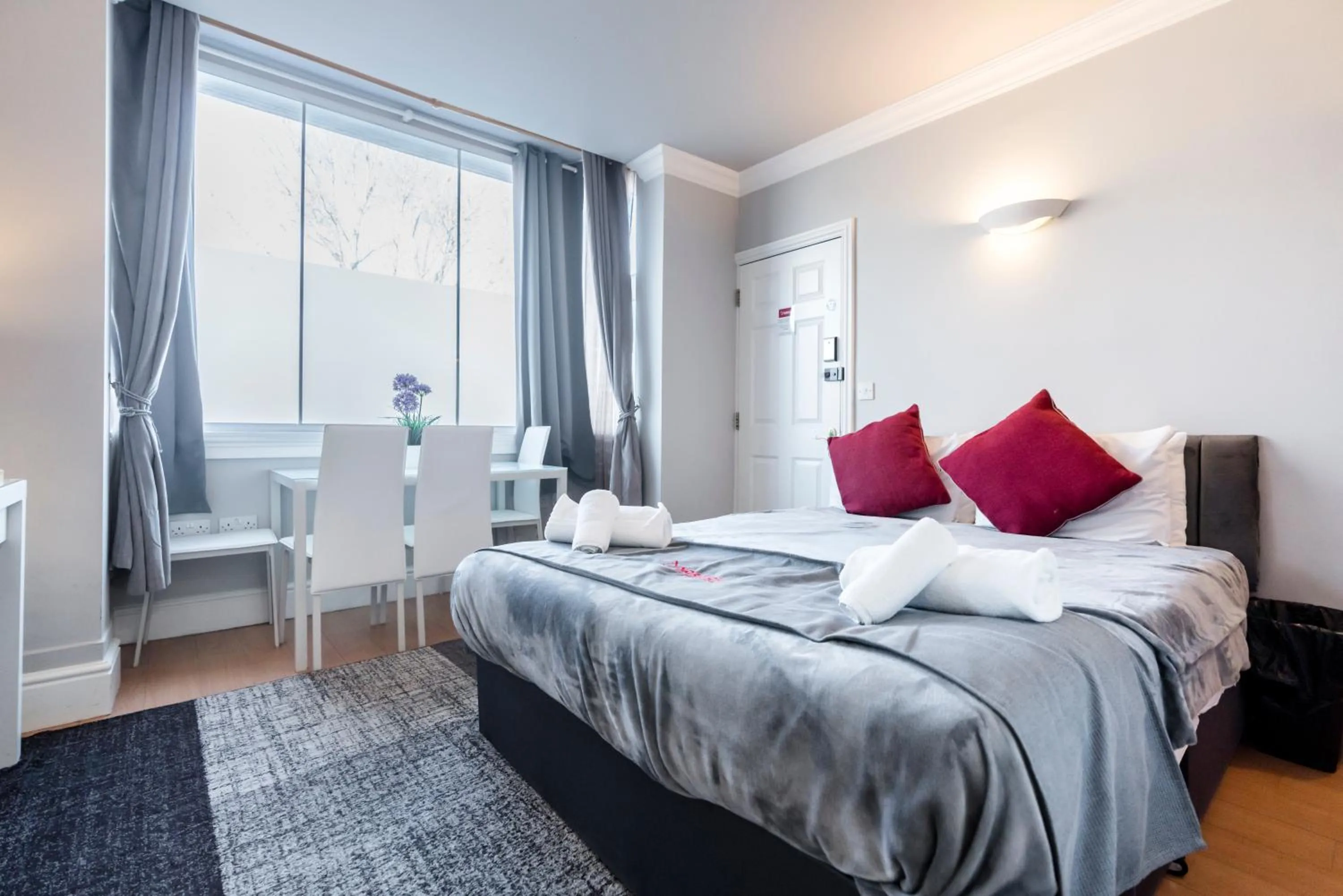 Bed in 1 Riverside Apartments