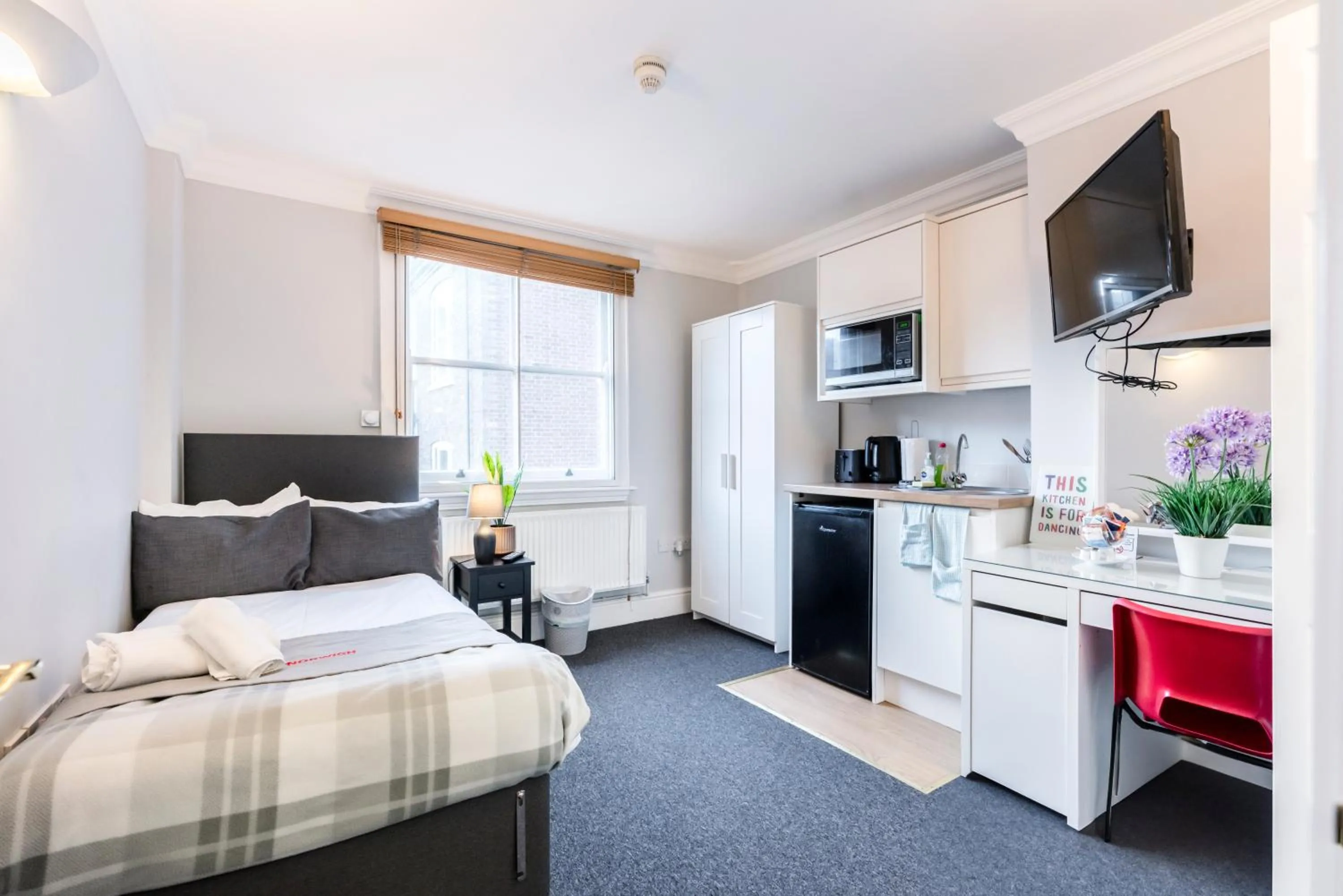 Bed in 1 Riverside Apartments