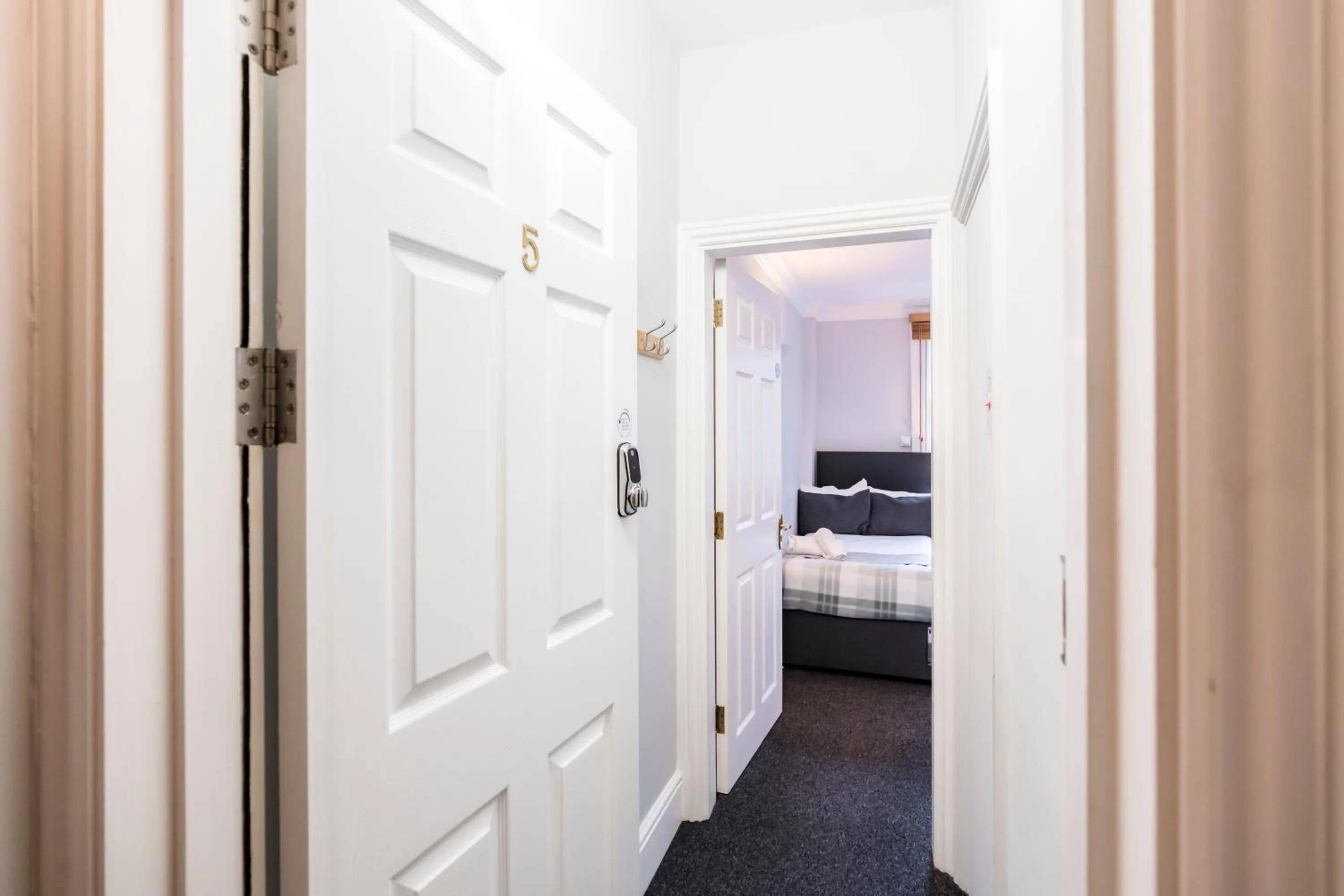 Bed in 1 Riverside Apartments