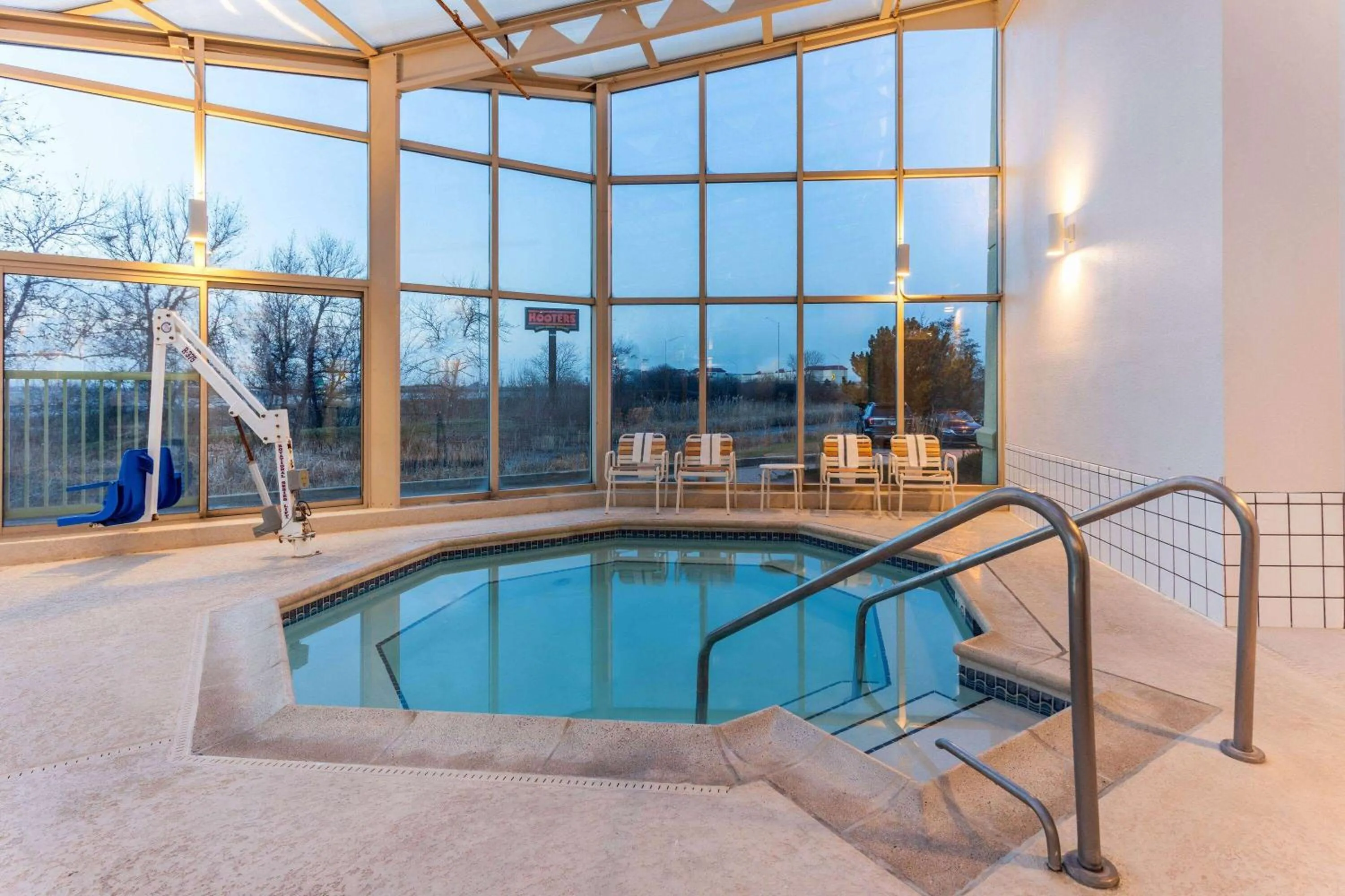 Hot Tub in La Quinta by Wyndham Chicago Gurnee