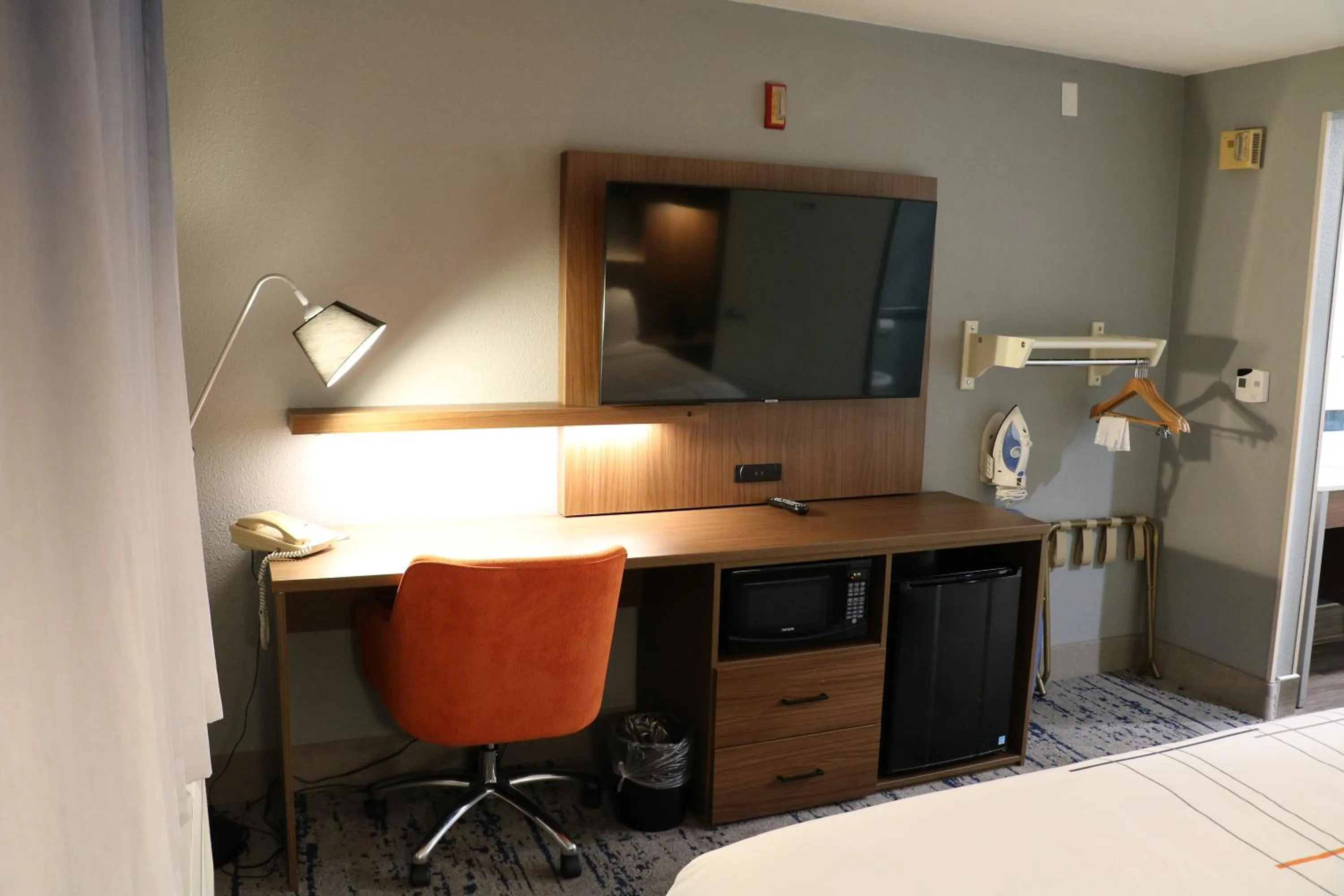 Bed in La Quinta by Wyndham Chicago Gurnee