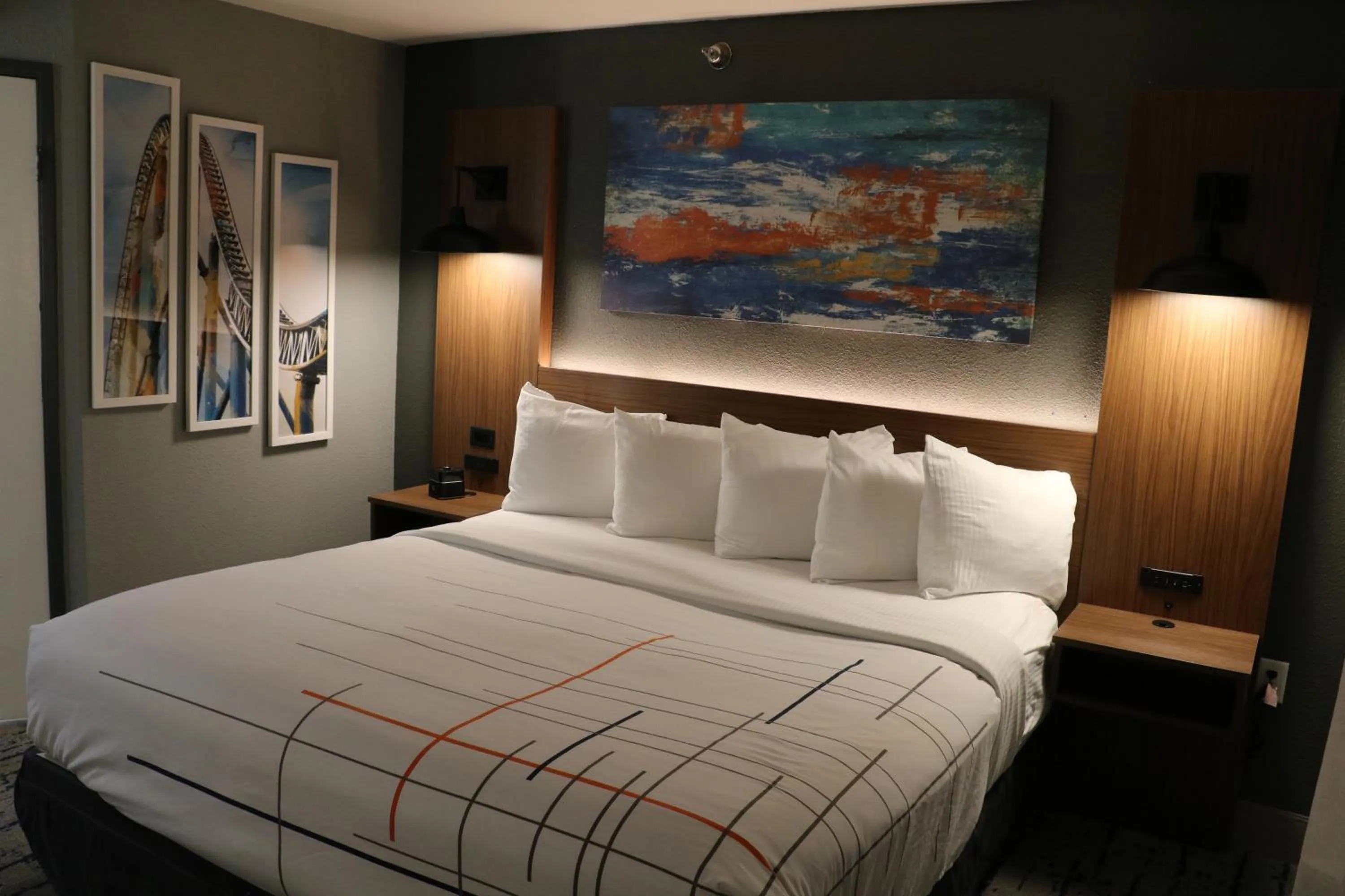 Bed in La Quinta by Wyndham Chicago Gurnee