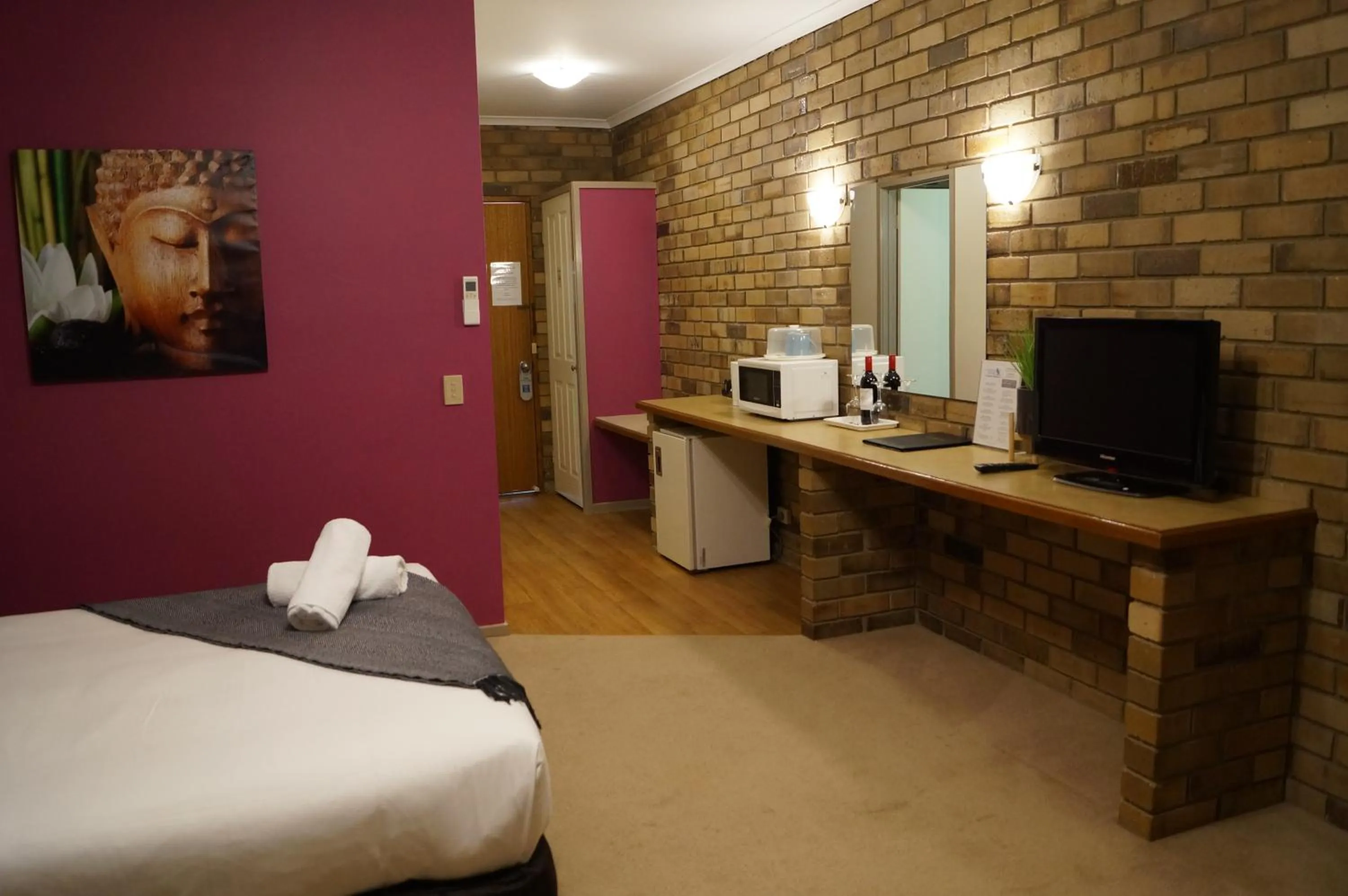 Bed in Magdala Motor Lodge & Lakeside Restaurant