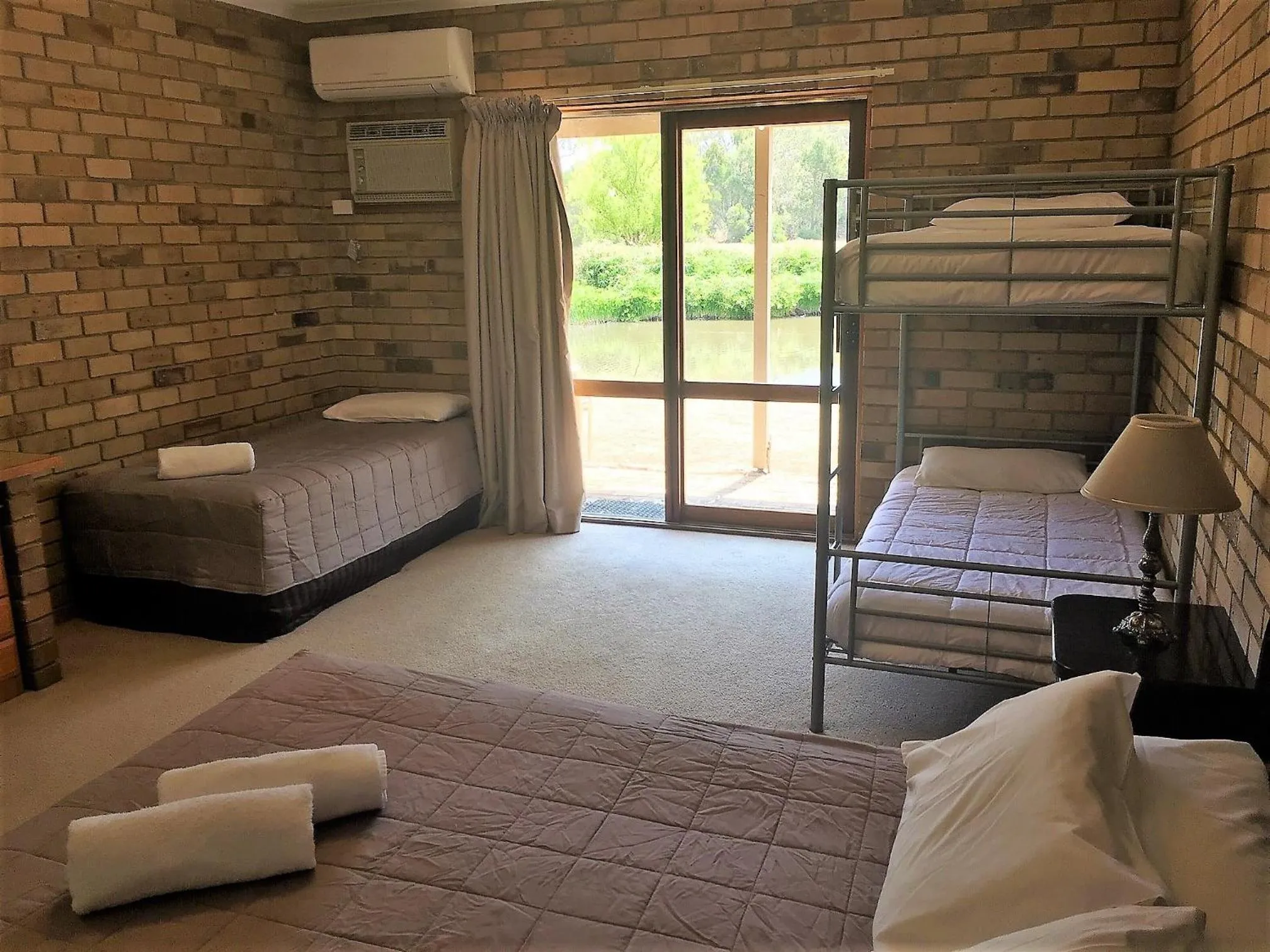 Bed in Magdala Motor Lodge & Lakeside Restaurant