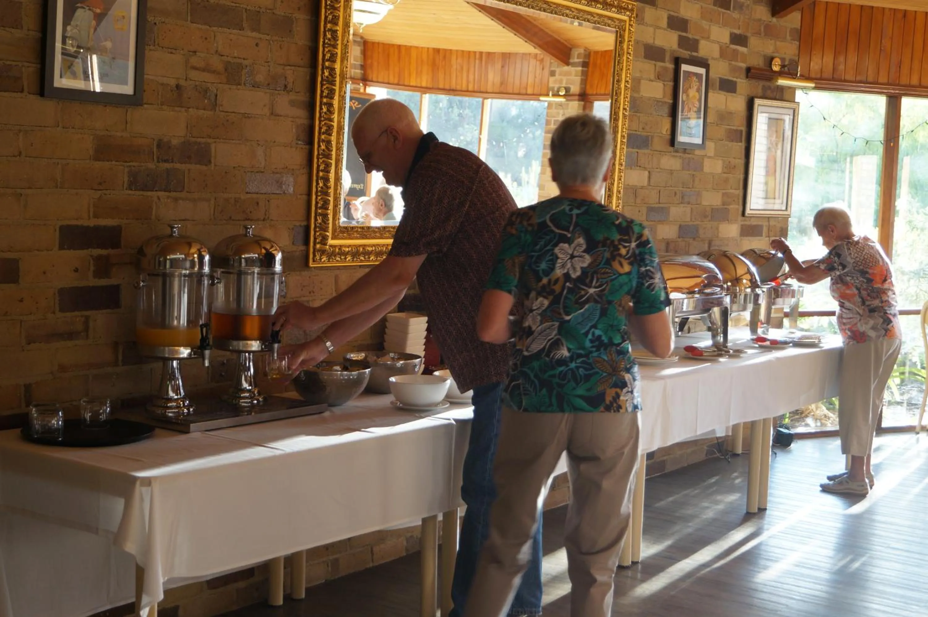 Food and drinks in Magdala Motor Lodge & Lakeside Restaurant