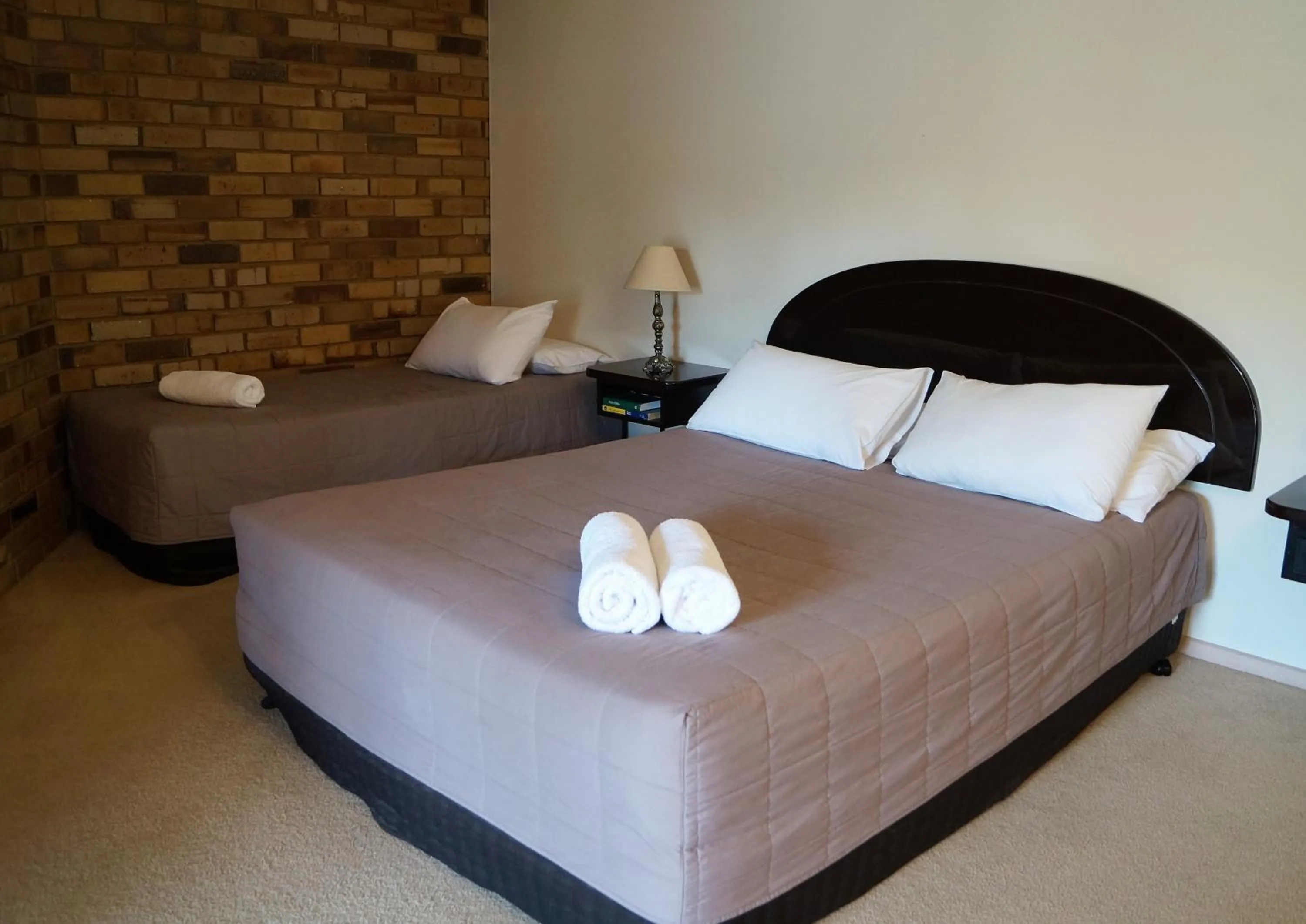 Bed in Magdala Motor Lodge & Lakeside Restaurant