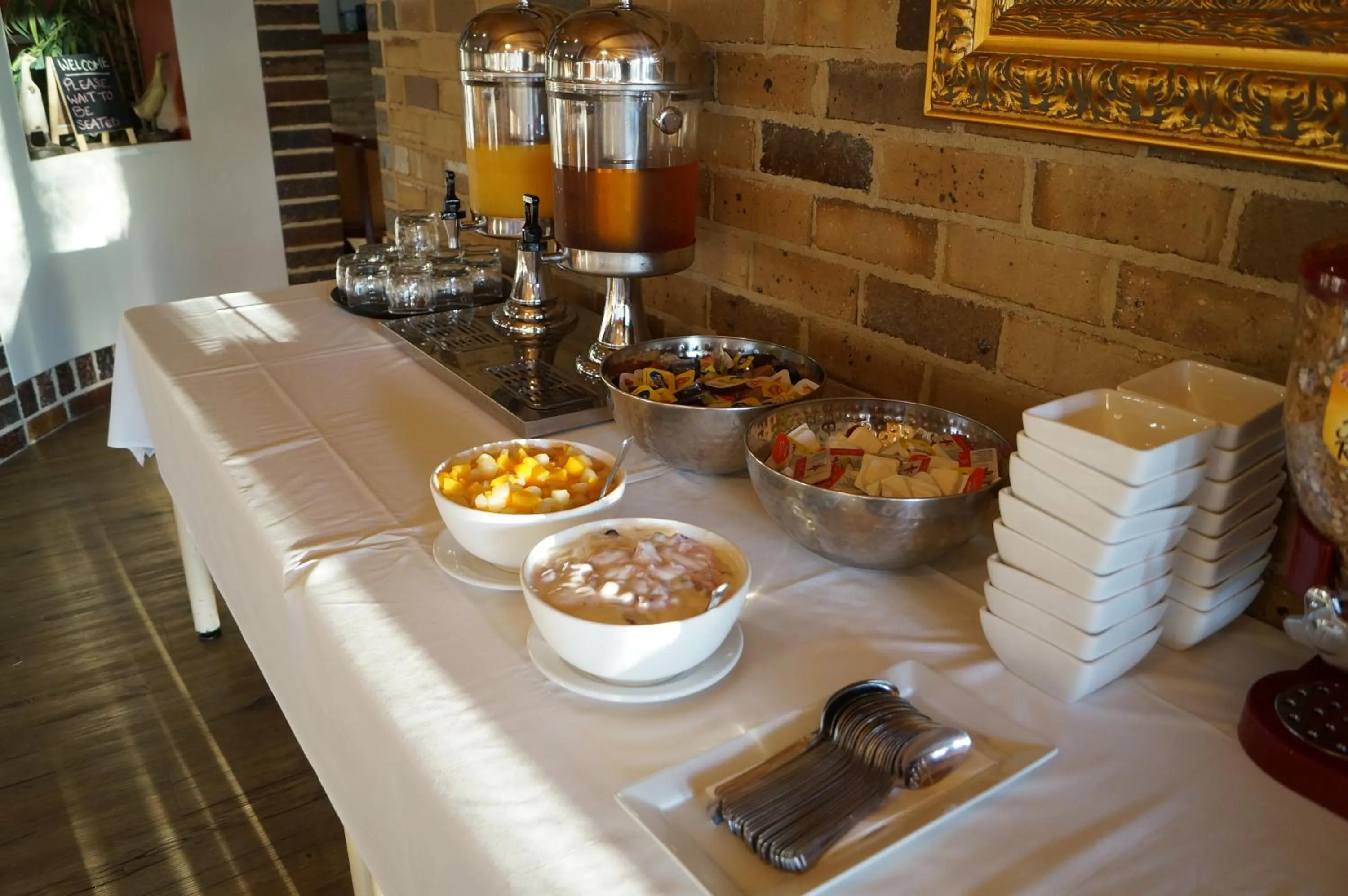 Food and drinks in Magdala Motor Lodge & Lakeside Restaurant