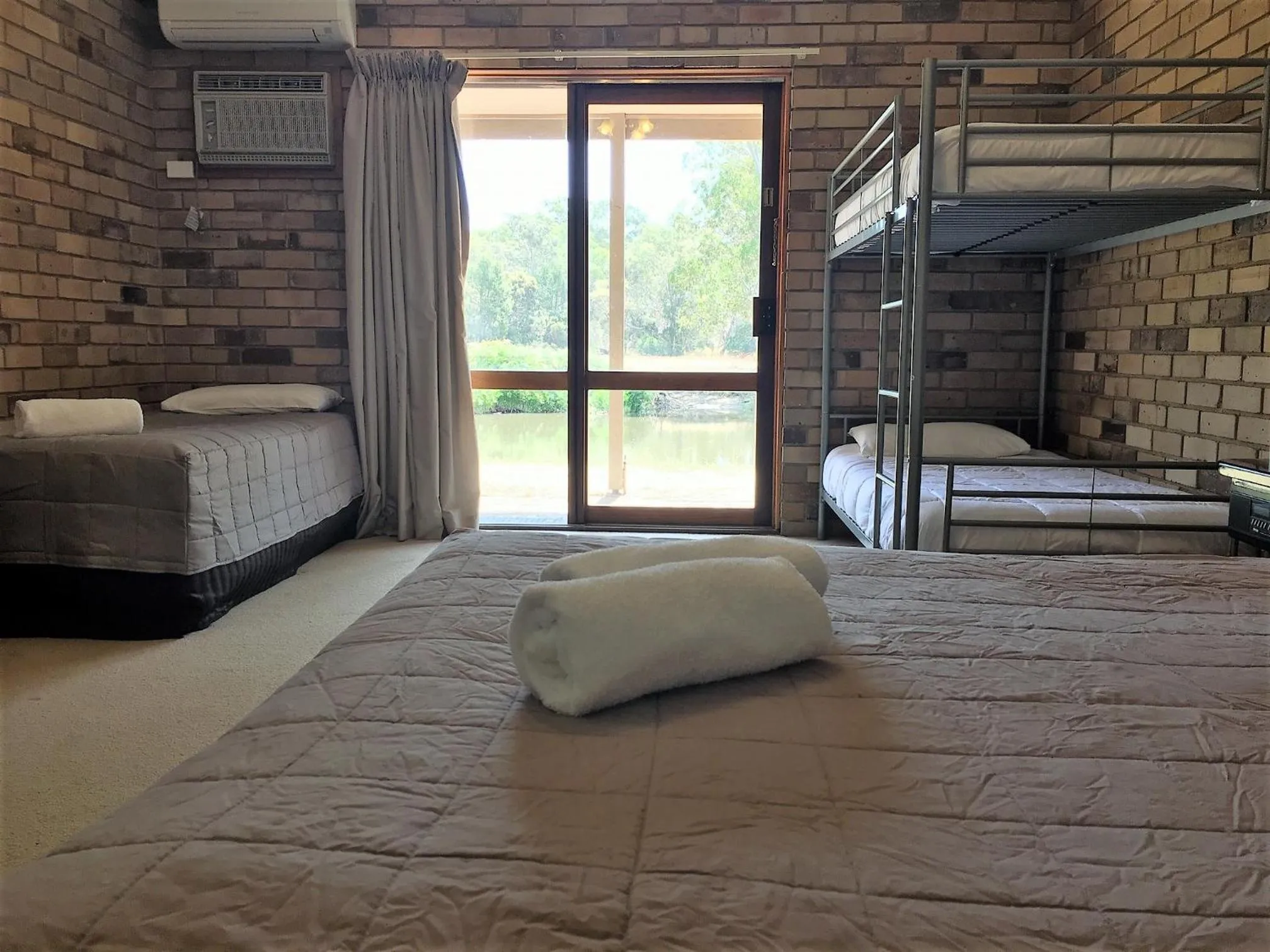 Bed in Magdala Motor Lodge & Lakeside Restaurant