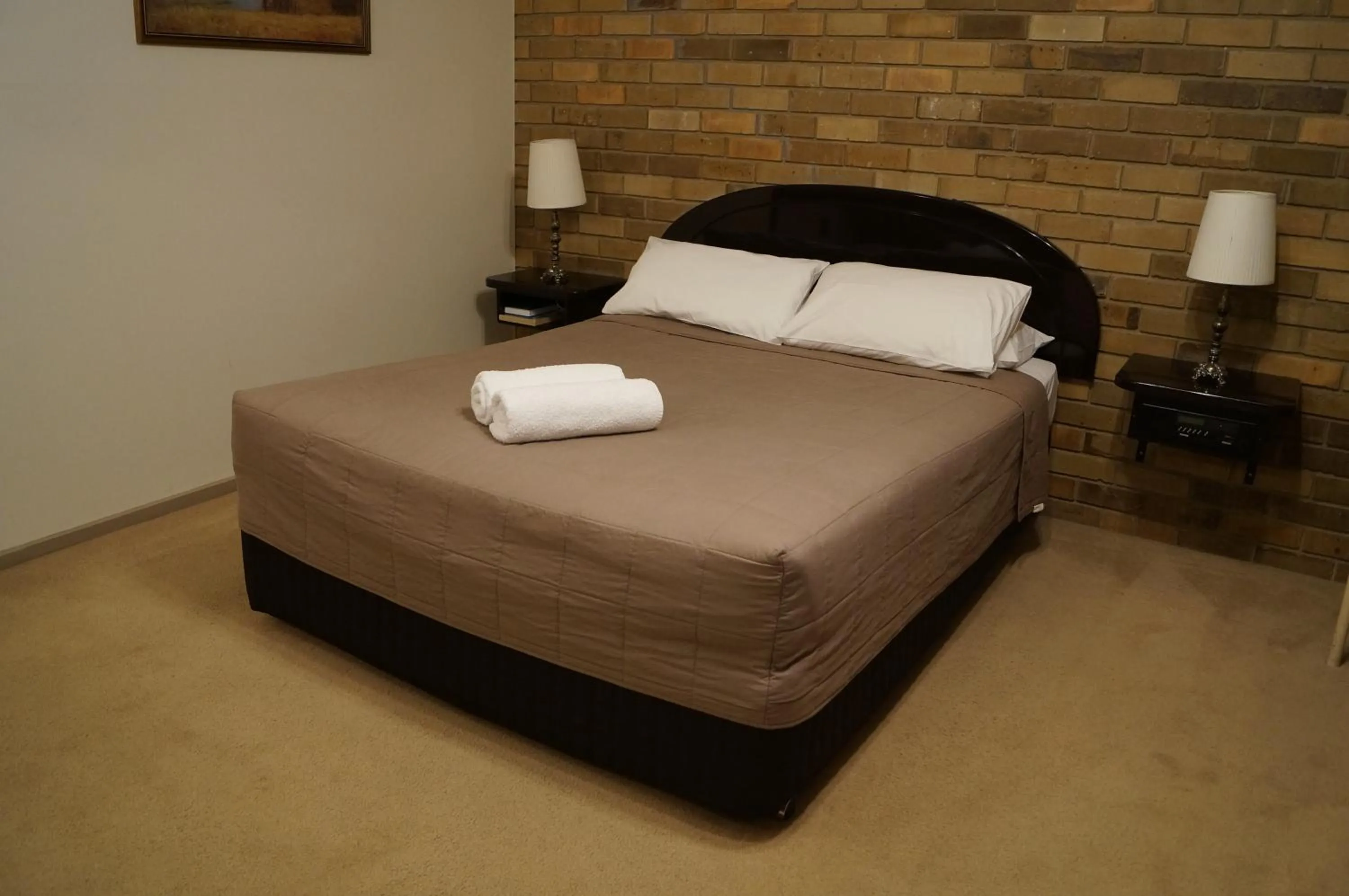 Bed in Magdala Motor Lodge & Lakeside Restaurant