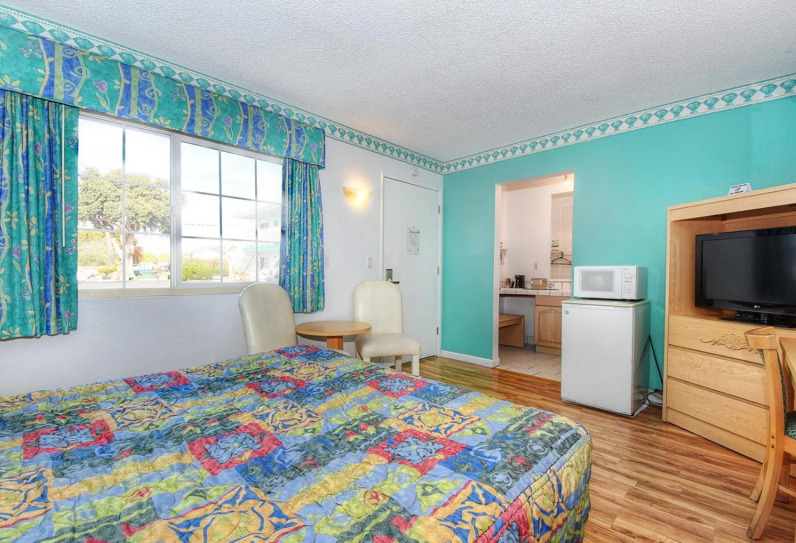 Photo of the whole room, Bed in Morro Bay Sandpiper Inn