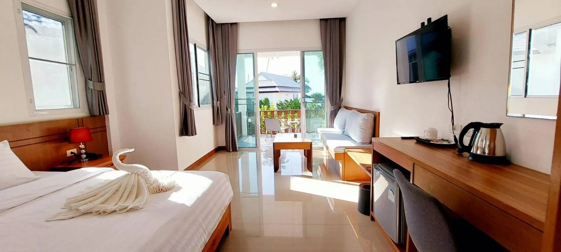 Bed in Horizon Beach Resort Koh Jum