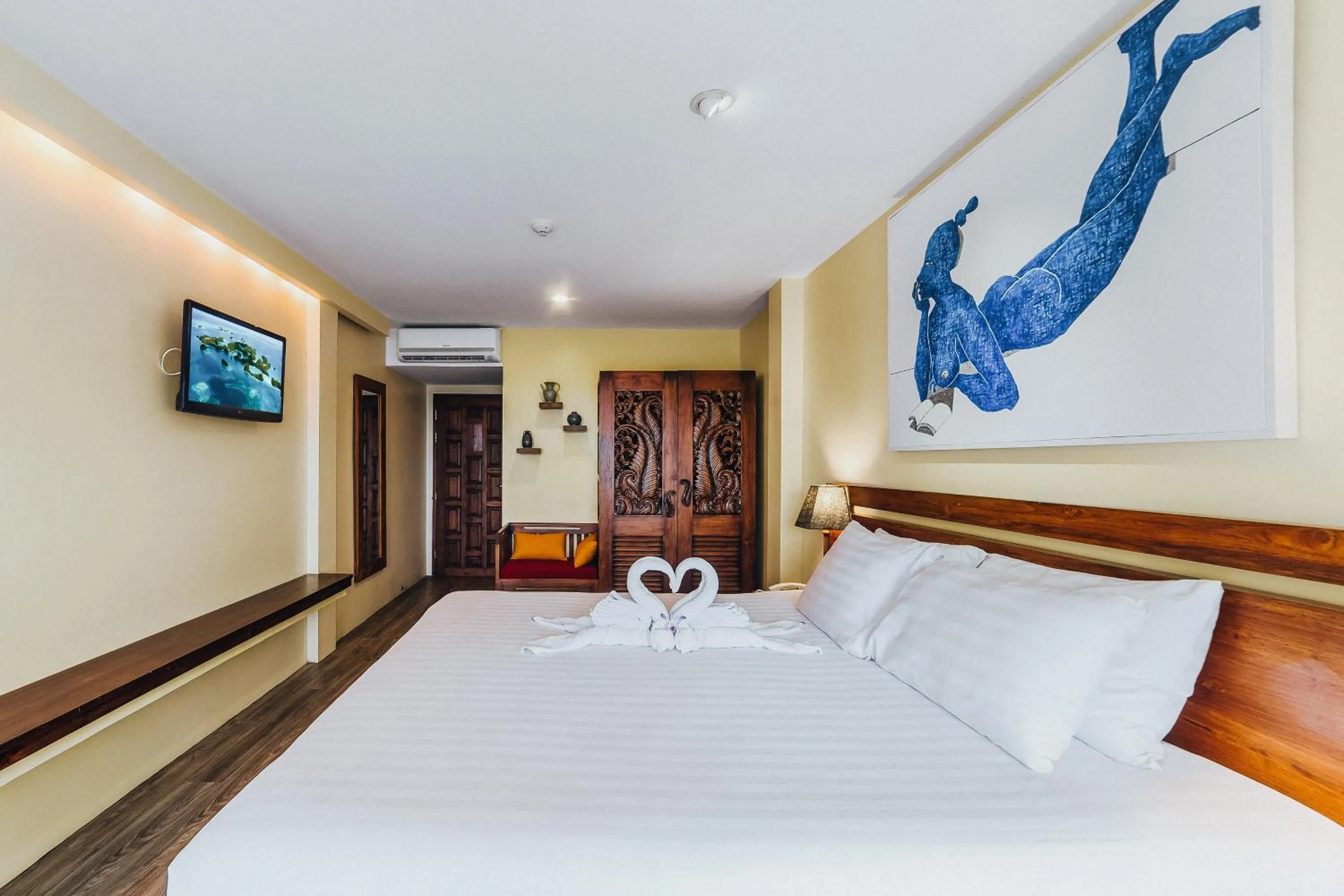 Photo of the whole room, Bed in CC's Hideaway Kata - SHA Plus