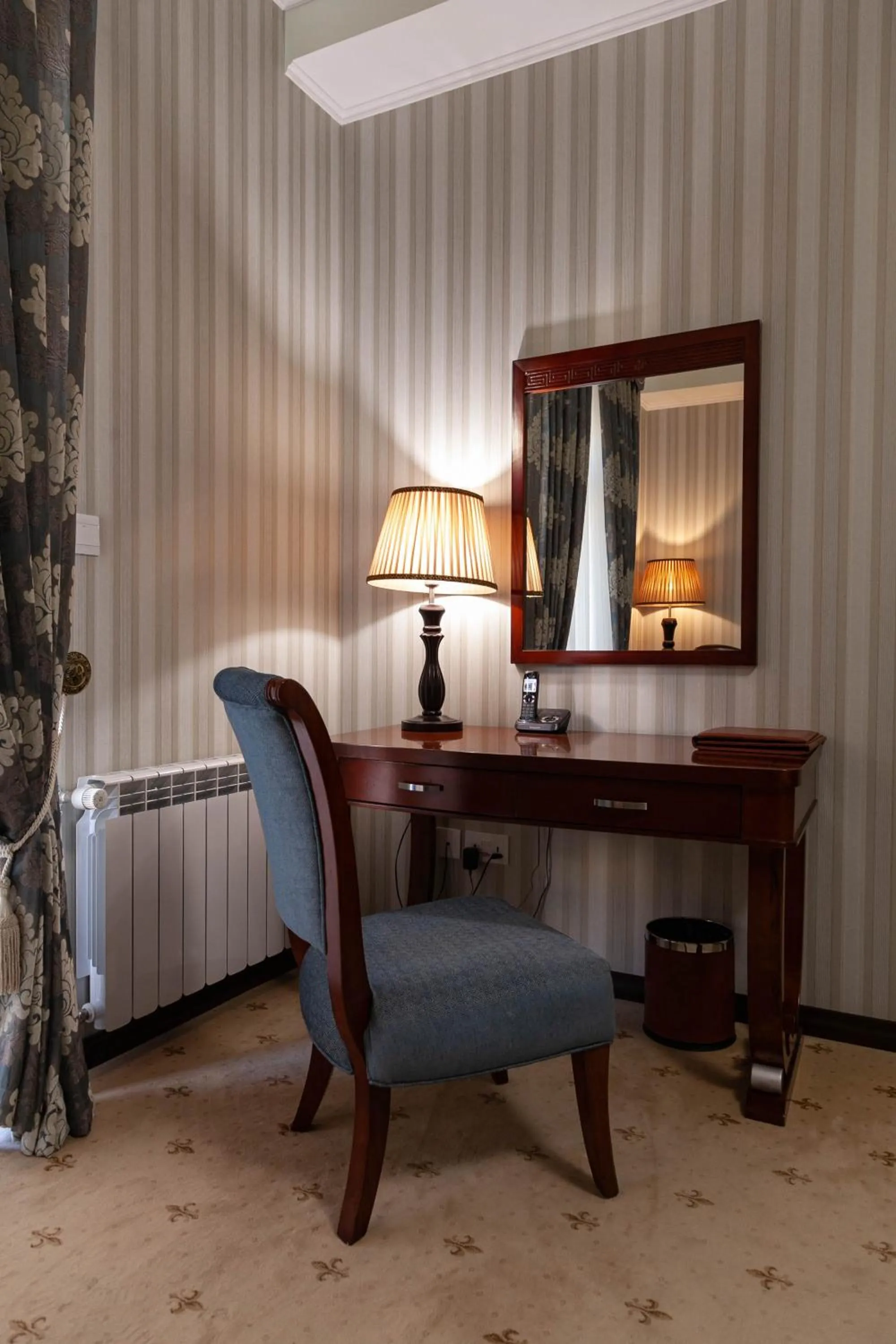 hair dresser in Zargaron Plaza