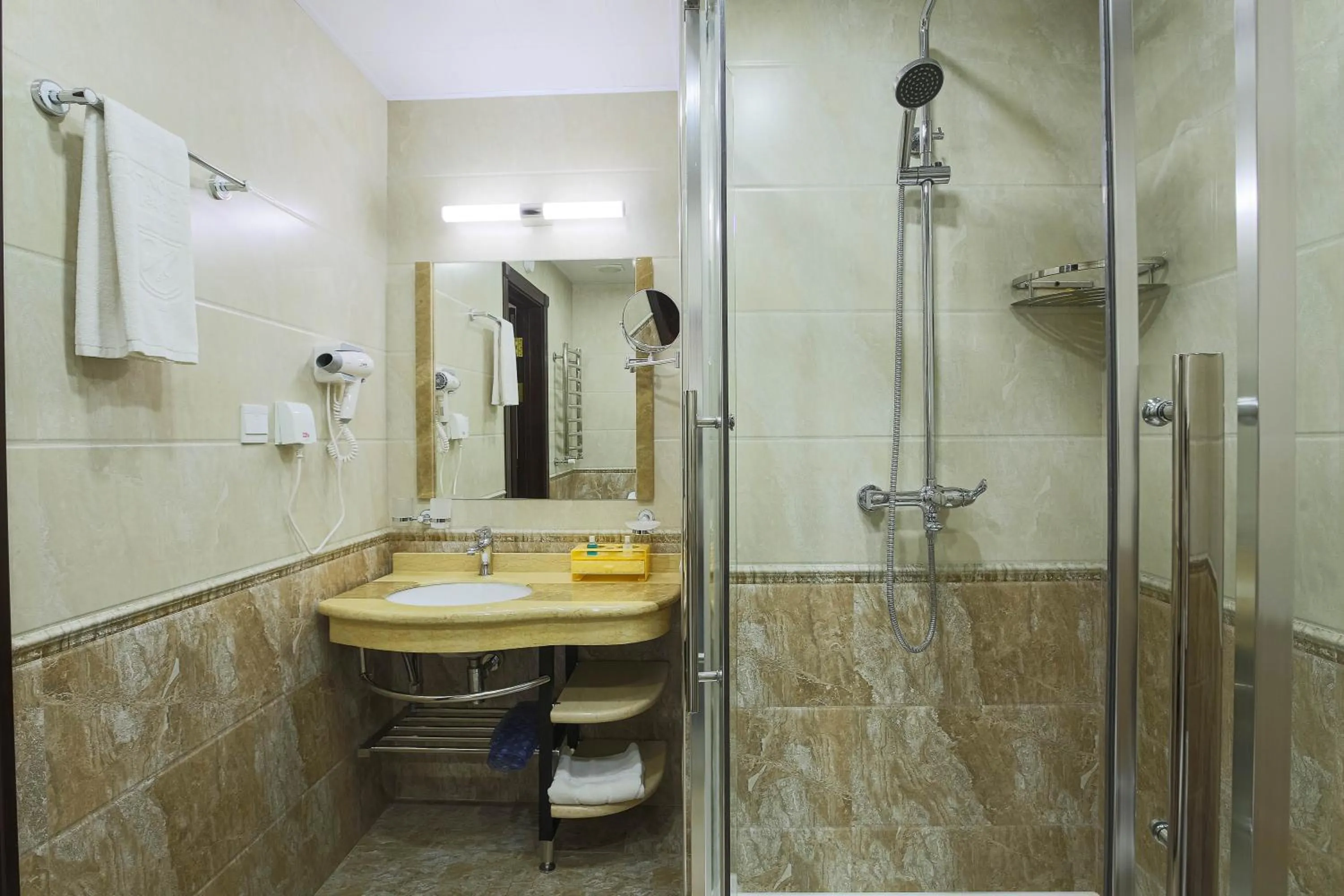 Shower in Zargaron Plaza