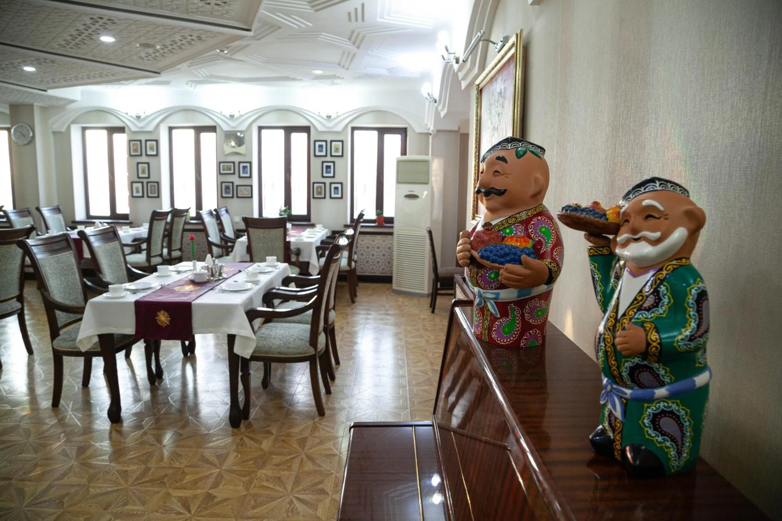 Restaurant/places to eat in Zargaron Plaza