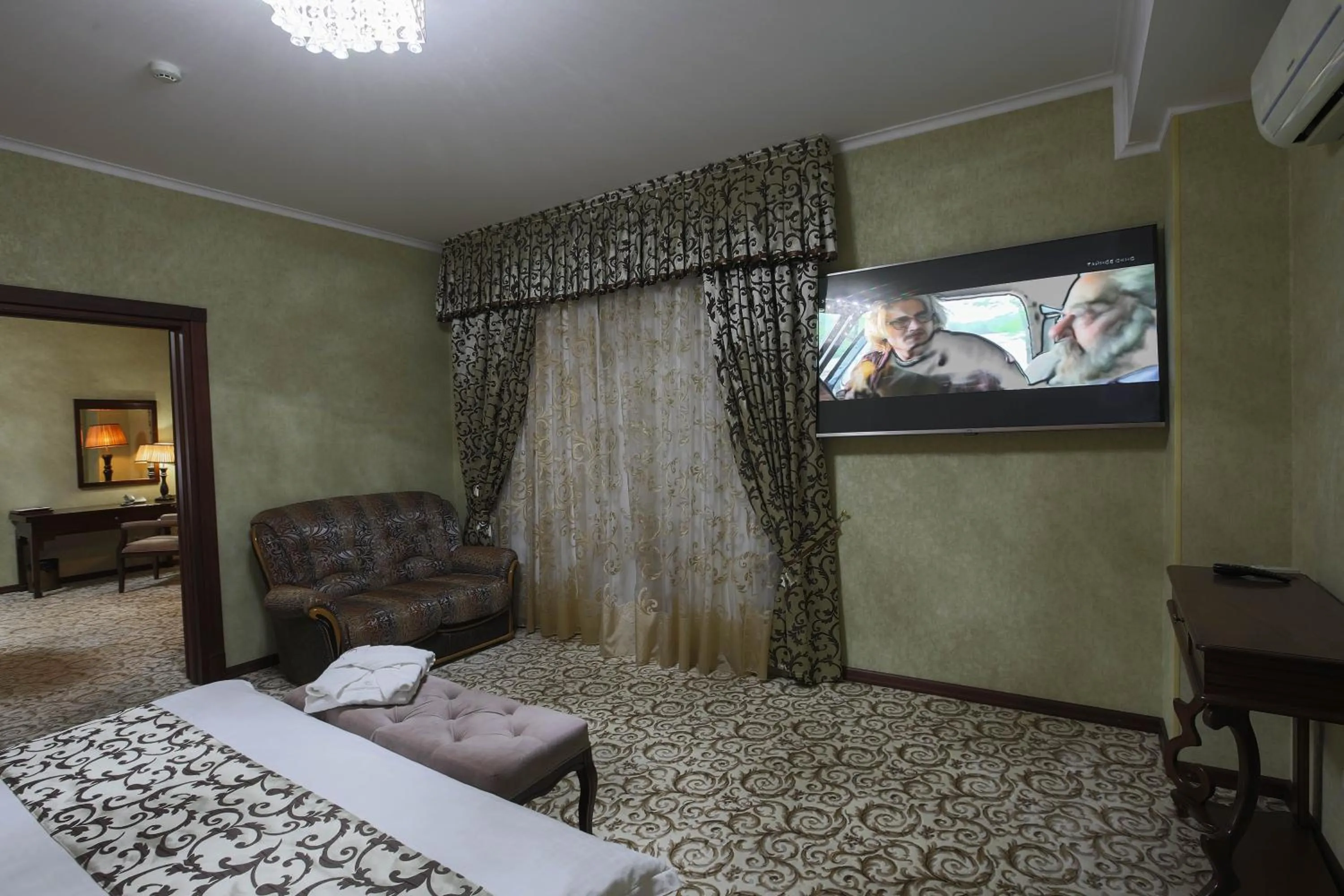 Photo of the whole room in Zargaron Plaza