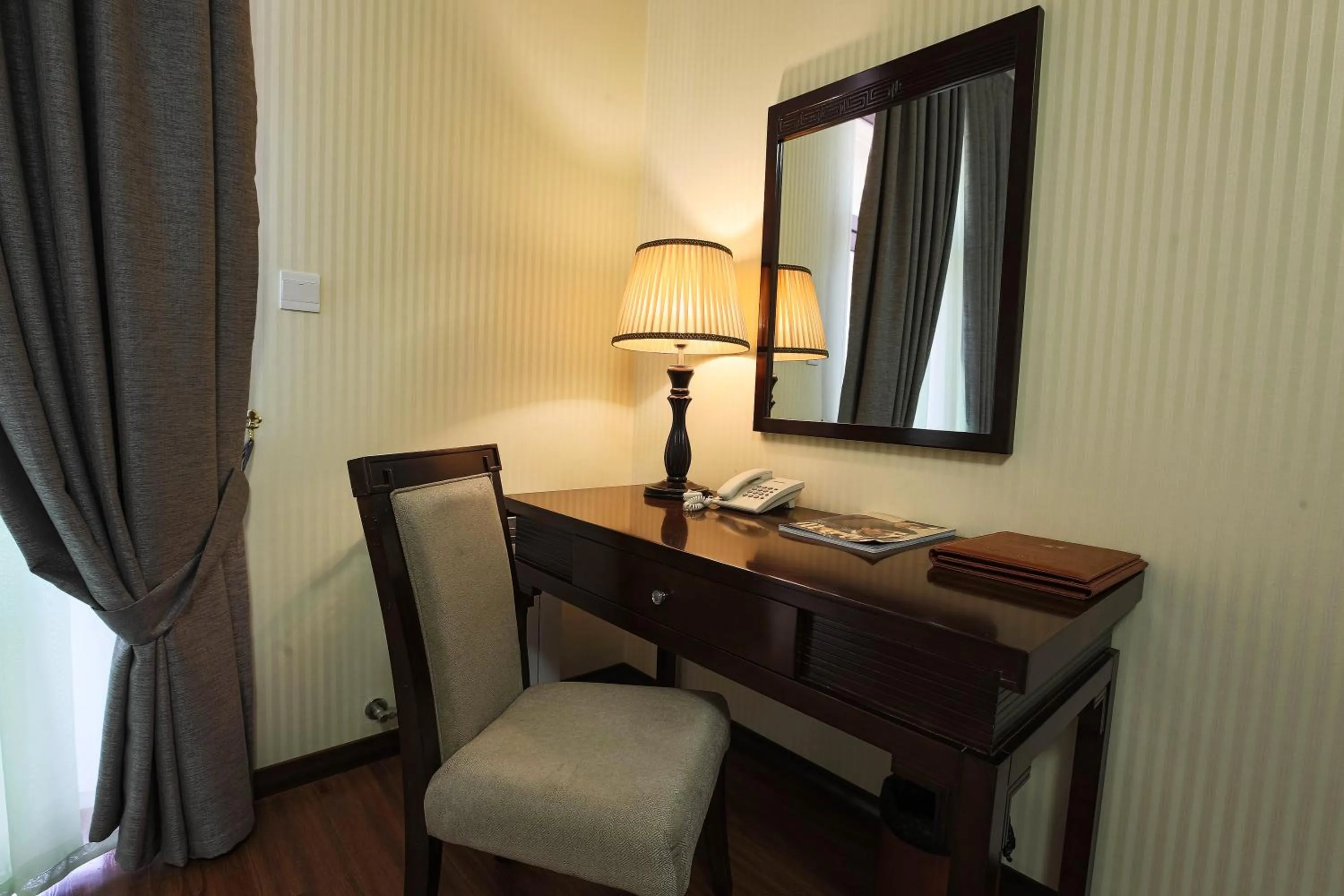 hair dresser in Zargaron Plaza