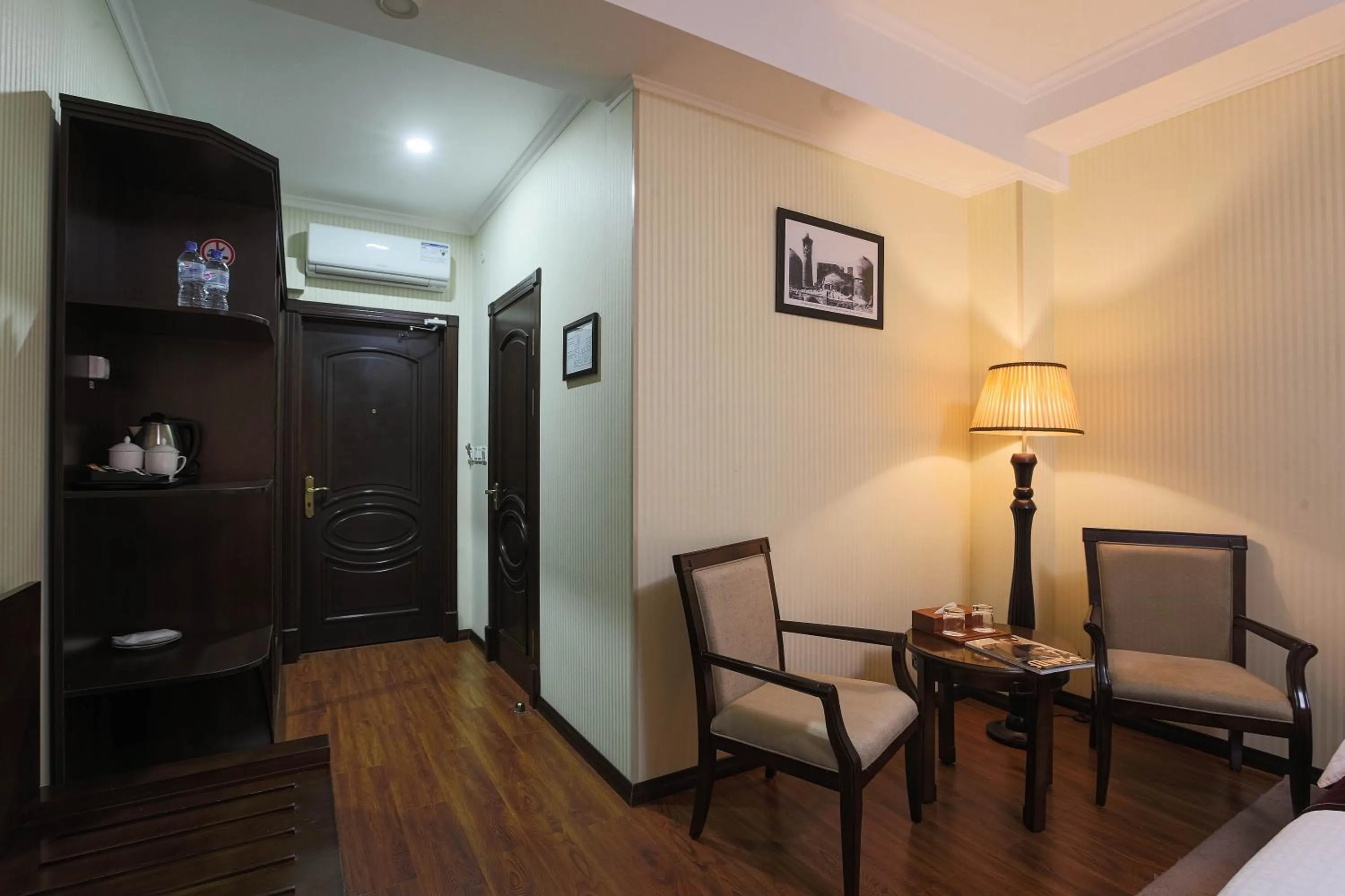 Photo of the whole room in Zargaron Plaza